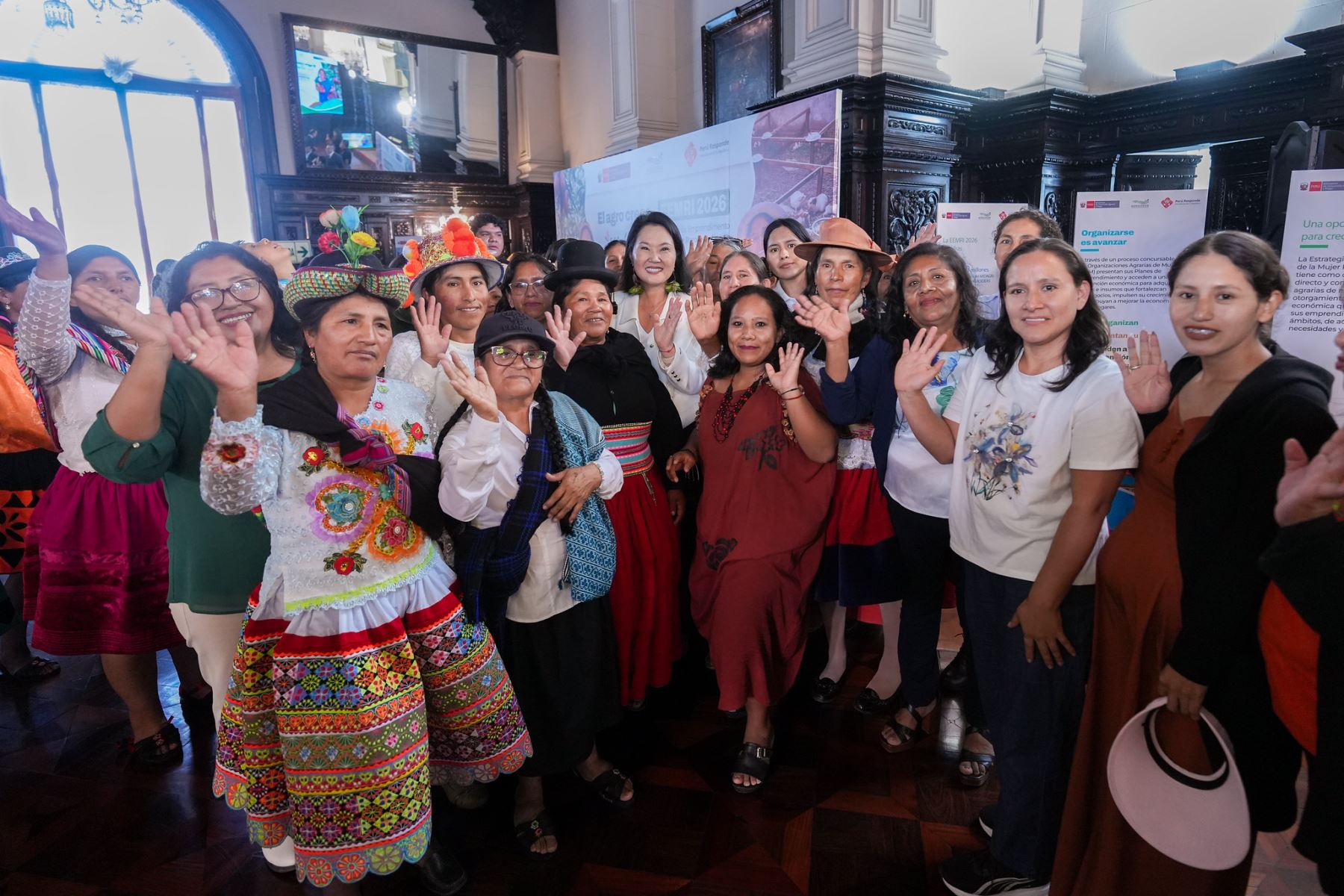 El Gobierno impulsa los emprendimientos de 739 mujeres rurales e indígenas mediante un financiamiento de S/ 10 millones, destinado a fortalecer sus actividades productivas y promover su autonomía económica. Esta iniciativa busca ampliar las oportunidades de desarrollo de las beneficiarias y contribuir a mejorar sus condiciones de vida. Foto: ANDINA/Prensa Presidencia.