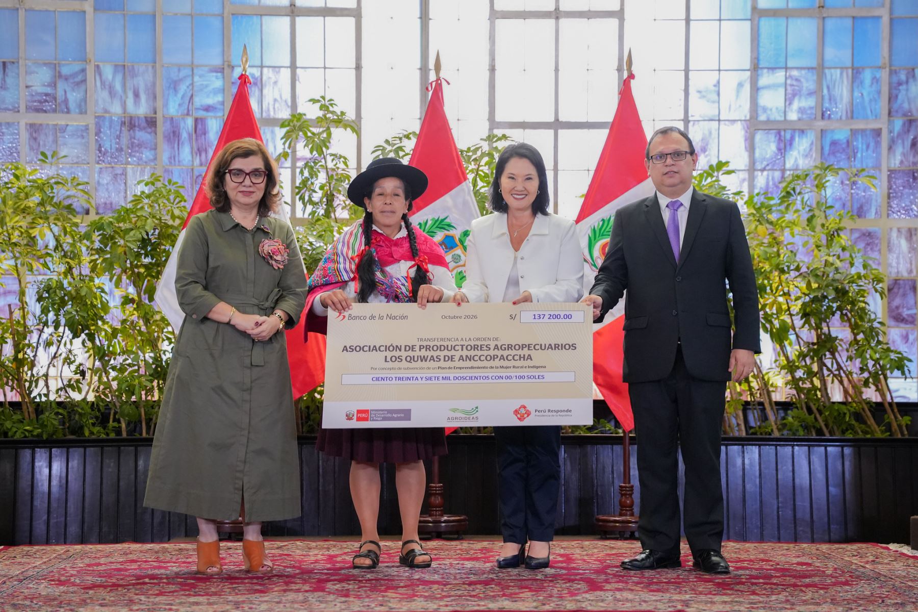 El Gobierno impulsa los emprendimientos de 739 mujeres rurales e indígenas mediante un financiamiento de S/ 10 millones, destinado a fortalecer sus actividades productivas y promover su autonomía económica. Esta iniciativa busca ampliar las oportunidades de desarrollo de las beneficiarias y contribuir a mejorar sus condiciones de vida. Foto: ANDINA/Prensa Presidencia.