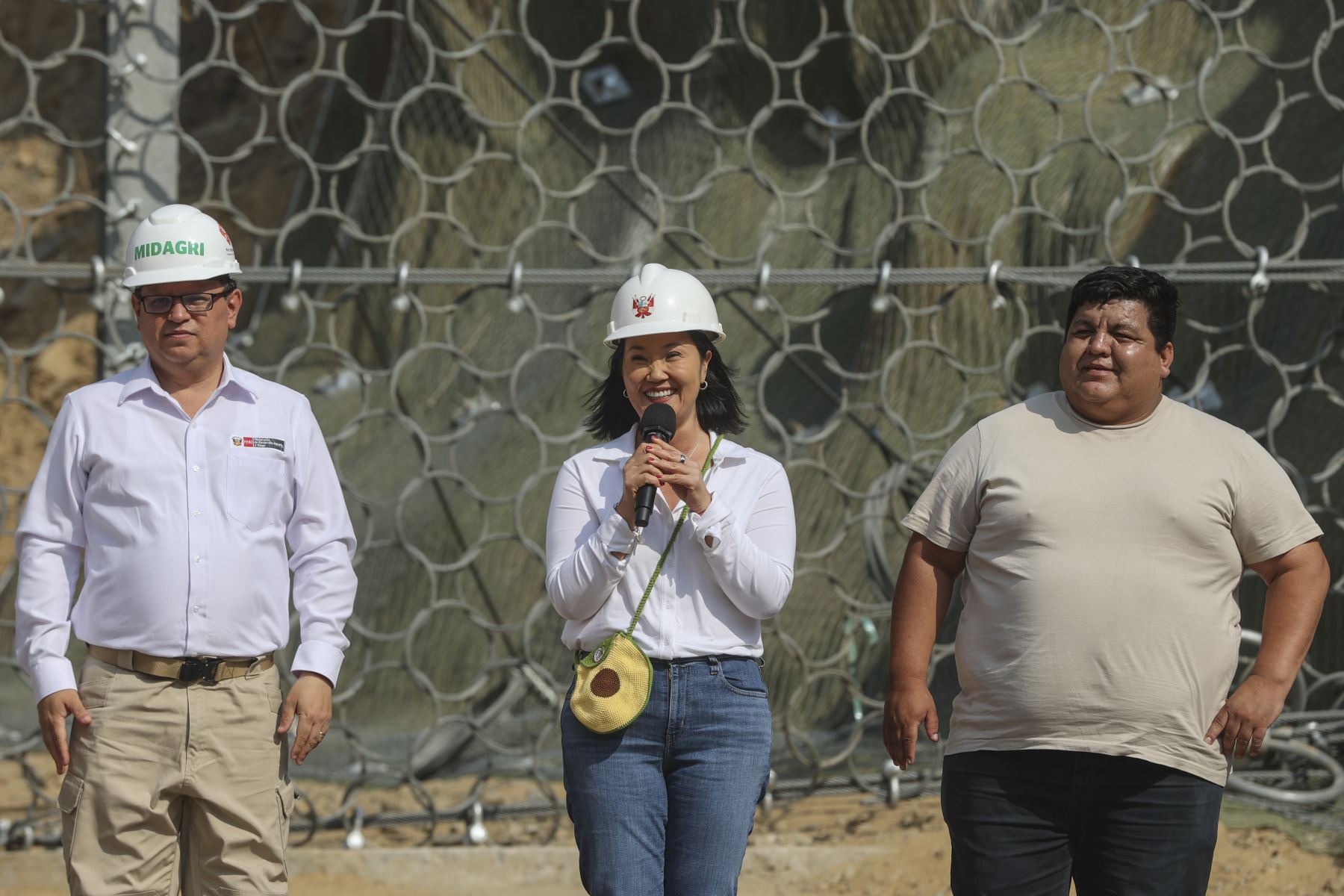 La presidenta de la República, Keiko Fujimori, acompañada del ministro de Desarrollo Agrario y Riego, Marco Antonio Vinelli, y el jefe de la Autoridad Nacional del Agua (ANA), Juan Carlos Castro Vargas, participó en la entrega de la primera barrera dinámica de alta tecnología en la quebrada Cupiche, distrito de Ricardo Palma, Huarochirí. La infraestructura busca reducir el riesgo de huaicos y proteger a la población ante el fenómeno El Niño. Foto: ANDINA/Andrés Valle.