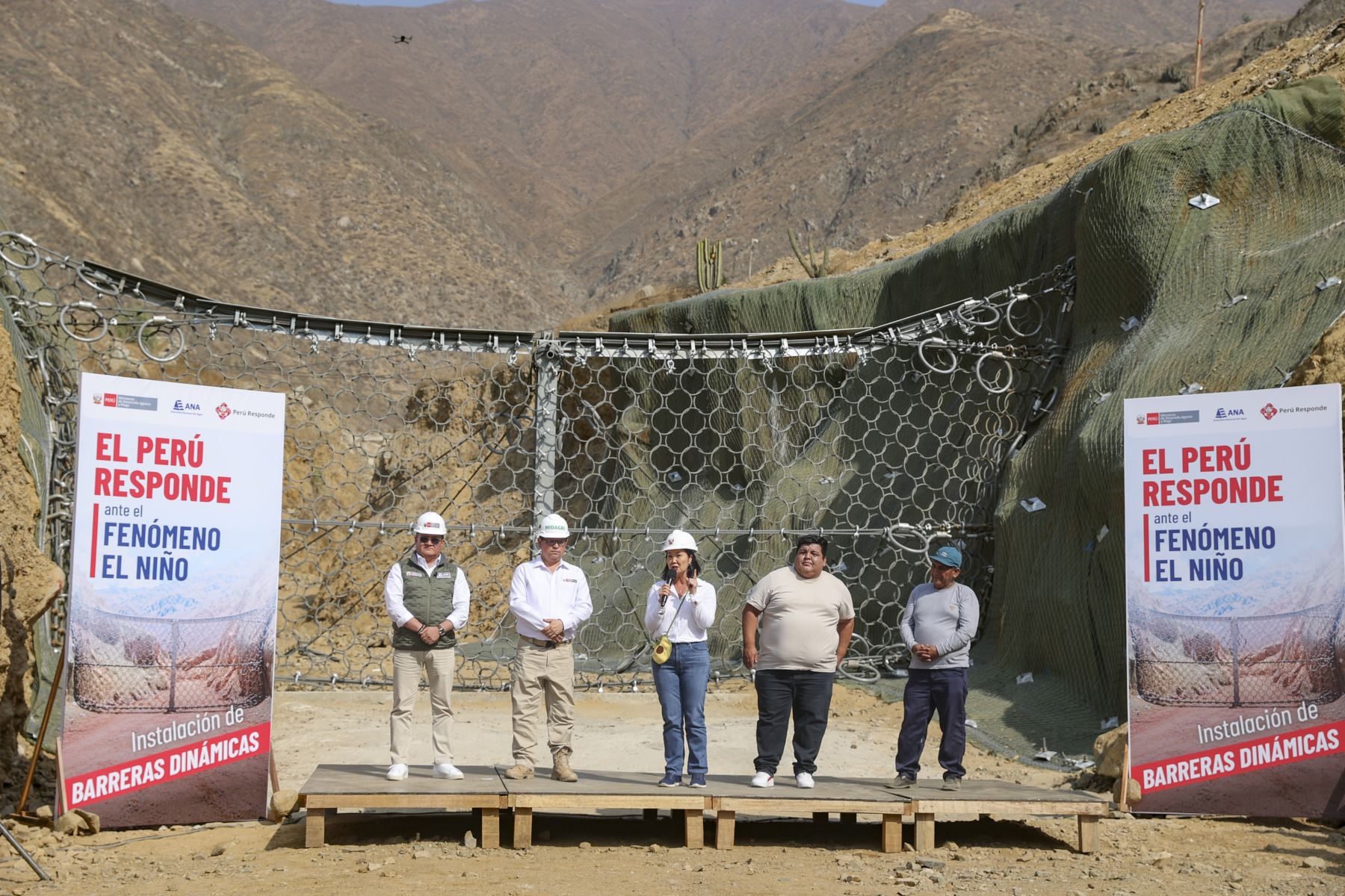La presidenta de la República, Keiko Fujimori, acompañada del ministro de Desarrollo Agrario y Riego, Marco Antonio Vinelli, y el jefe de la Autoridad Nacional del Agua (ANA), Juan Carlos Castro Vargas, participó en la entrega de la primera barrera dinámica de alta tecnología en la quebrada Cupiche, distrito de Ricardo Palma, Huarochirí. La infraestructura busca reducir el riesgo de huaicos y proteger a la población ante el fenómeno El Niño. Foto: ANDINA/Andrés Valle.