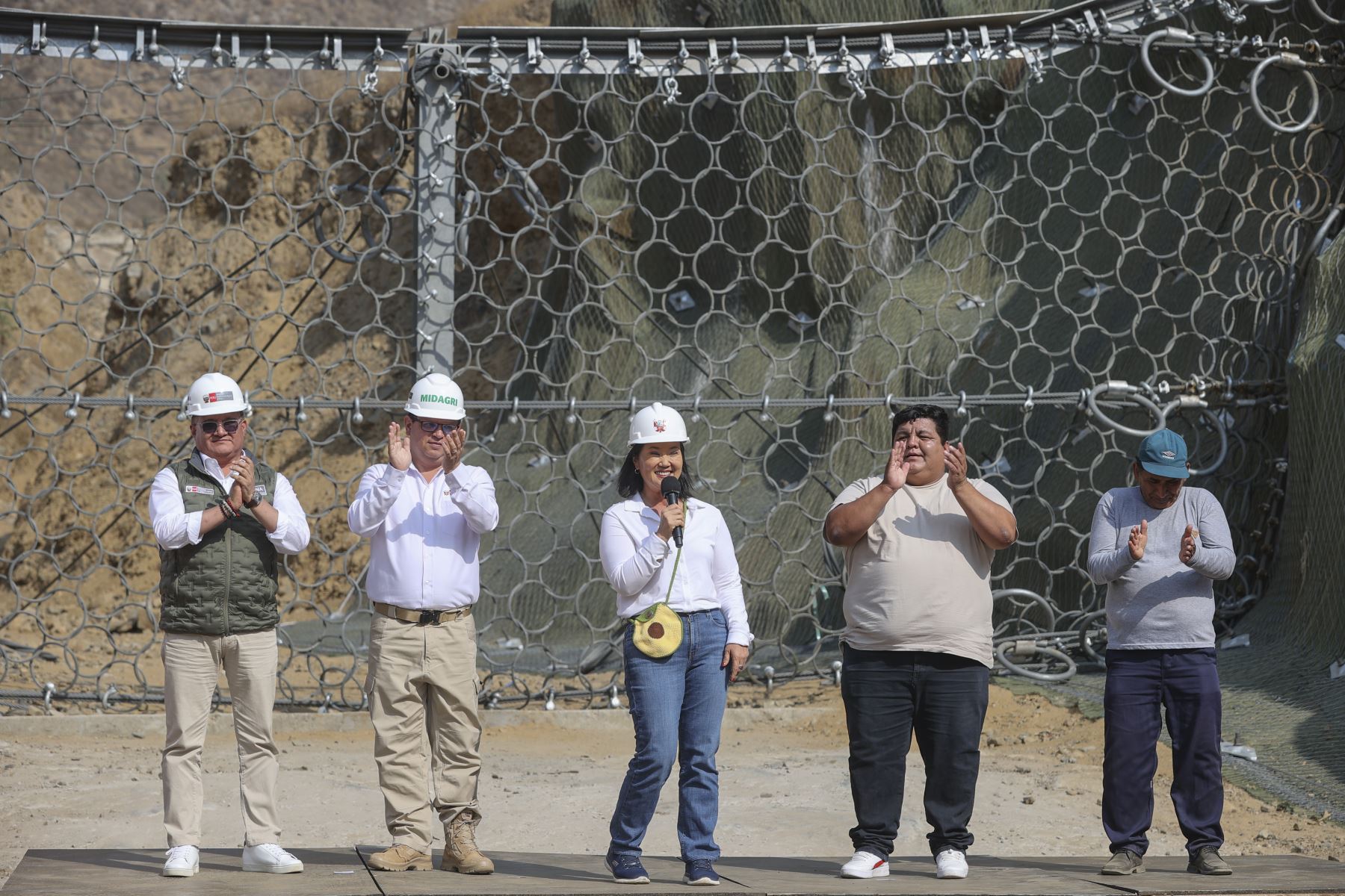 La presidenta de la República, Keiko Fujimori, acompañada del ministro de Desarrollo Agrario y Riego, Marco Antonio Vinelli, y el jefe de la Autoridad Nacional del Agua (ANA), Juan Carlos Castro Vargas, participó en la entrega de la primera barrera dinámica de alta tecnología en la quebrada Cupiche, distrito de Ricardo Palma, Huarochirí. La infraestructura busca reducir el riesgo de huaicos y proteger a la población ante el fenómeno El Niño. Foto: ANDINA/Andrés Valle.