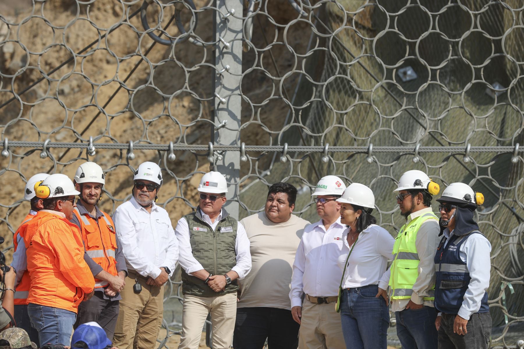 La presidenta de la República, Keiko Fujimori, acompañada del ministro de Desarrollo Agrario y Riego, Marco Antonio Vinelli, y el jefe de la Autoridad Nacional del Agua (ANA), Juan Carlos Castro Vargas, participó en la entrega de la primera barrera dinámica de alta tecnología en la quebrada Cupiche, distrito de Ricardo Palma, Huarochirí. La infraestructura busca reducir el riesgo de huaicos y proteger a la población ante el fenómeno El Niño. Foto: ANDINA/Andrés Valle.