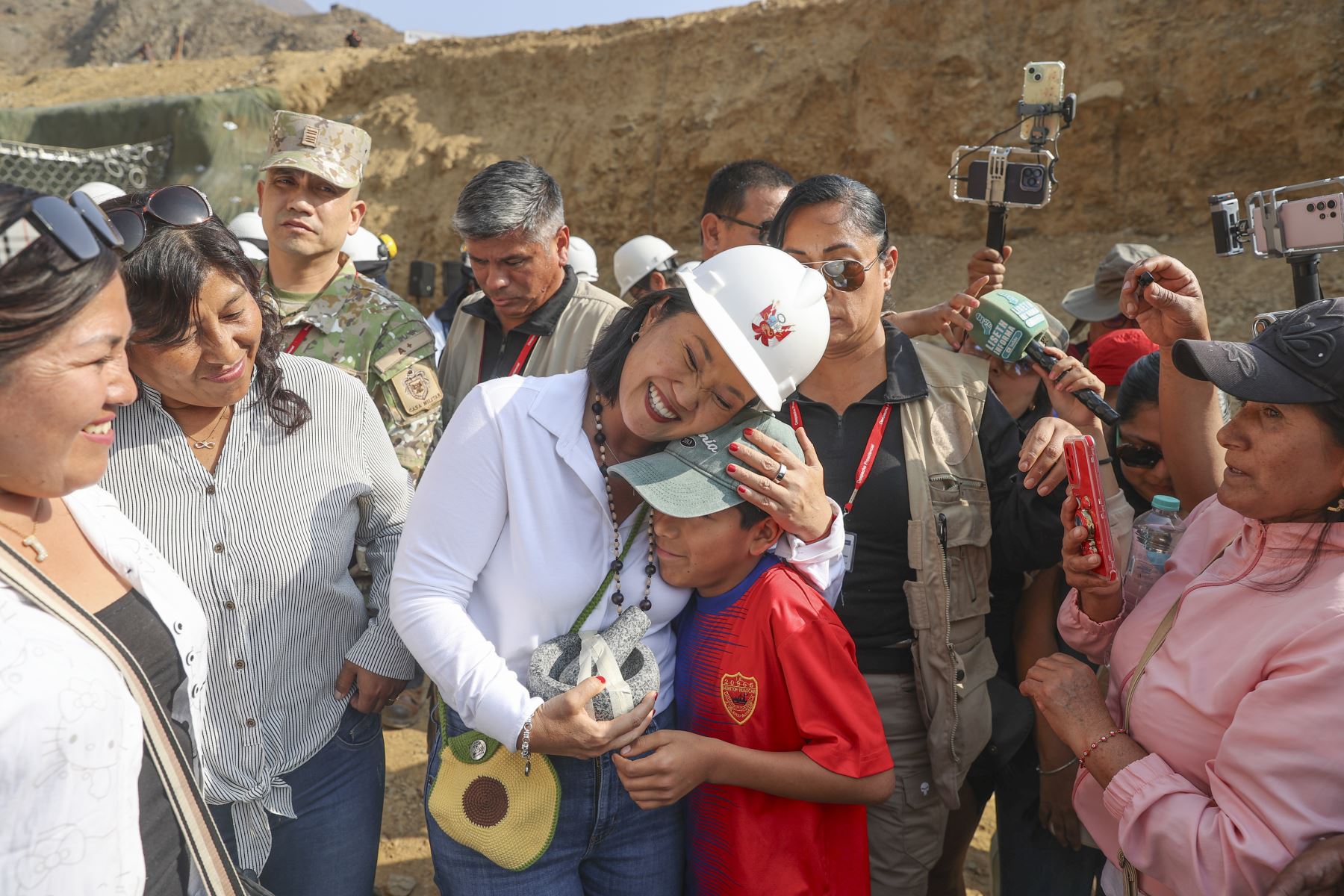La presidenta de la República, Keiko Fujimori, acompañada del ministro de Desarrollo Agrario y Riego, Marco Antonio Vinelli, y el jefe de la Autoridad Nacional del Agua (ANA), Juan Carlos Castro Vargas, participó en la entrega de la primera barrera dinámica de alta tecnología en la quebrada Cupiche, distrito de Ricardo Palma, Huarochirí. La infraestructura busca reducir el riesgo de huaicos y proteger a la población ante el fenómeno El Niño. Foto: ANDINA/Andrés Valle.