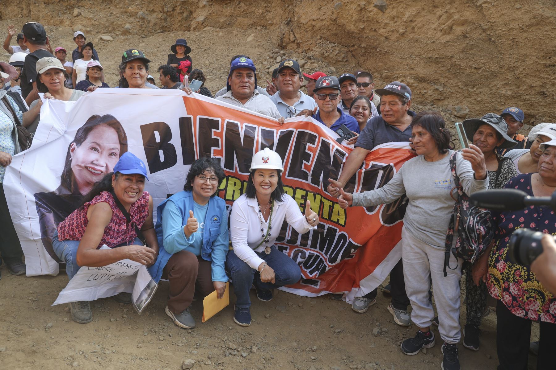 La presidenta de la República, Keiko Fujimori, acompañada del ministro de Desarrollo Agrario y Riego, Marco Antonio Vinelli, y el jefe de la Autoridad Nacional del Agua (ANA), Juan Carlos Castro Vargas, participó en la entrega de la primera barrera dinámica de alta tecnología en la quebrada Cupiche, distrito de Ricardo Palma, Huarochirí. La infraestructura busca reducir el riesgo de huaicos y proteger a la población ante el fenómeno El Niño. Foto: ANDINA/Andrés Valle.