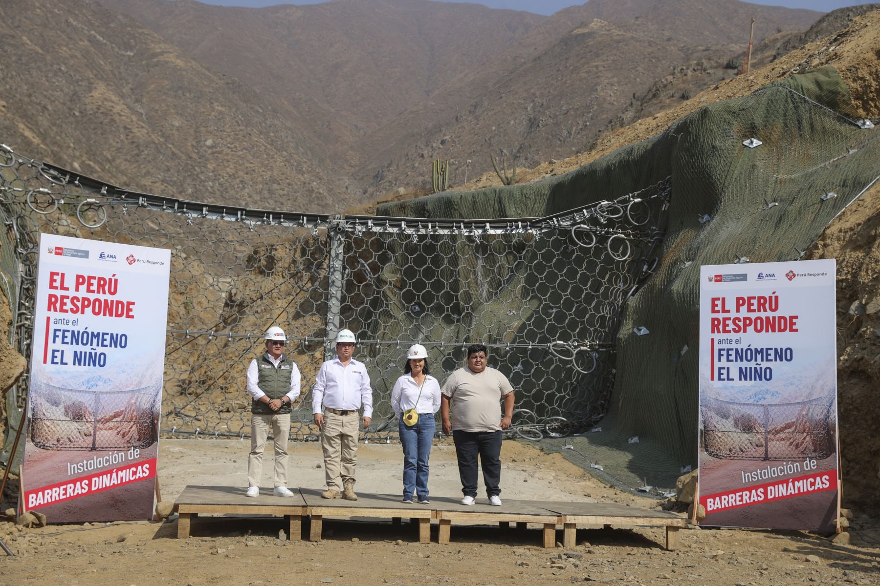 La presidenta de la República, Keiko Fujimori, acompañada del ministro de Desarrollo Agrario y Riego, Marco Antonio Vinelli, y el jefe de la Autoridad Nacional del Agua (ANA), Juan Carlos Castro Vargas, participó en la entrega de la primera barrera dinámica de alta tecnología en la quebrada Cupiche, distrito de Ricardo Palma, Huarochirí. La infraestructura busca reducir el riesgo de huaicos y proteger a la población ante el fenómeno El Niño. Foto: ANDINA/Andrés Valle.