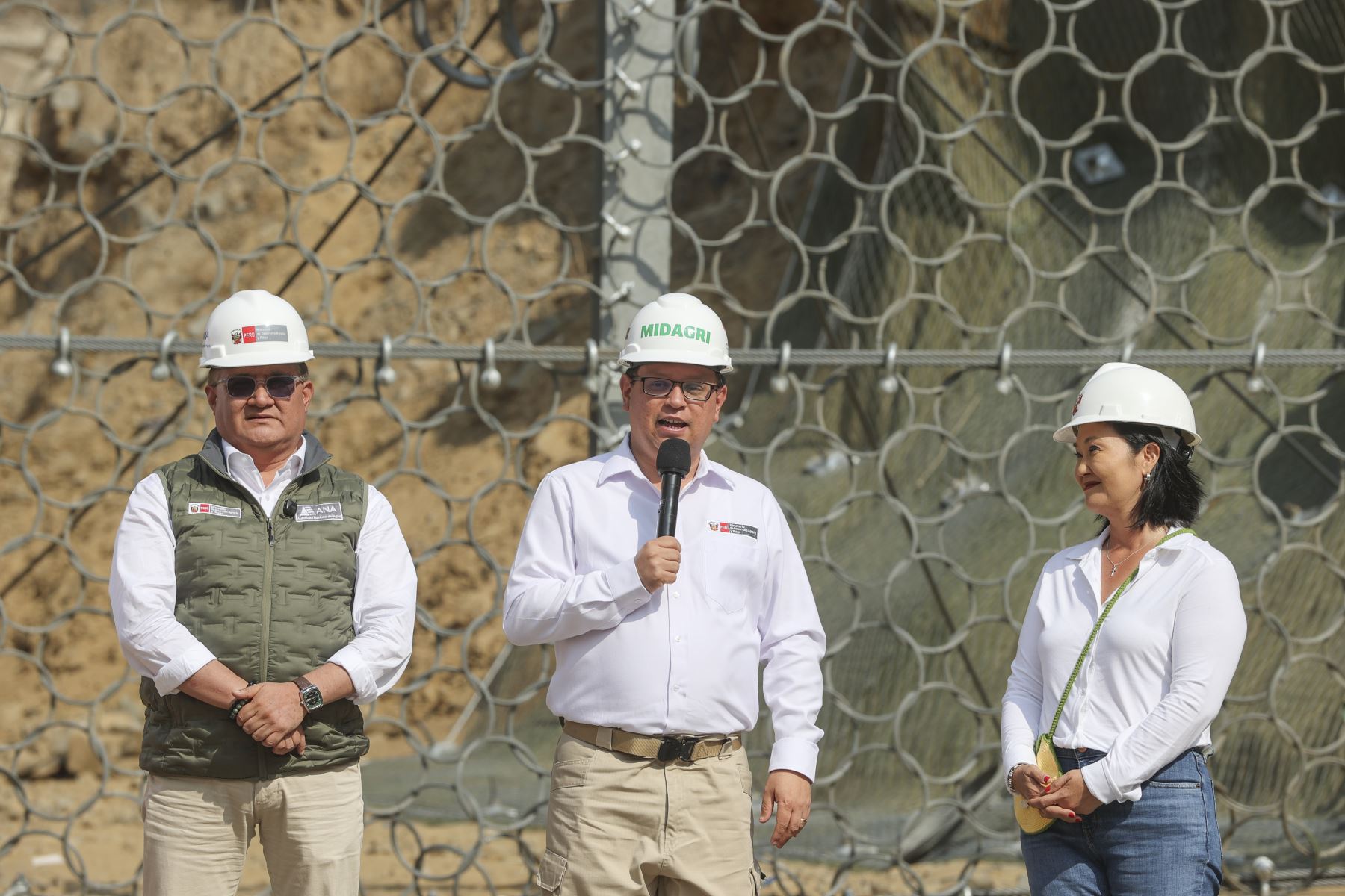 La presidenta de la República, Keiko Fujimori, acompañada del ministro de Desarrollo Agrario y Riego, Marco Antonio Vinelli, y el jefe de la Autoridad Nacional del Agua (ANA), Juan Carlos Castro Vargas, participó en la entrega de la primera barrera dinámica de alta tecnología en la quebrada Cupiche, distrito de Ricardo Palma, Huarochirí. La infraestructura busca reducir el riesgo de huaicos y proteger a la población ante el fenómeno El Niño. Foto: ANDINA/Andrés Valle.