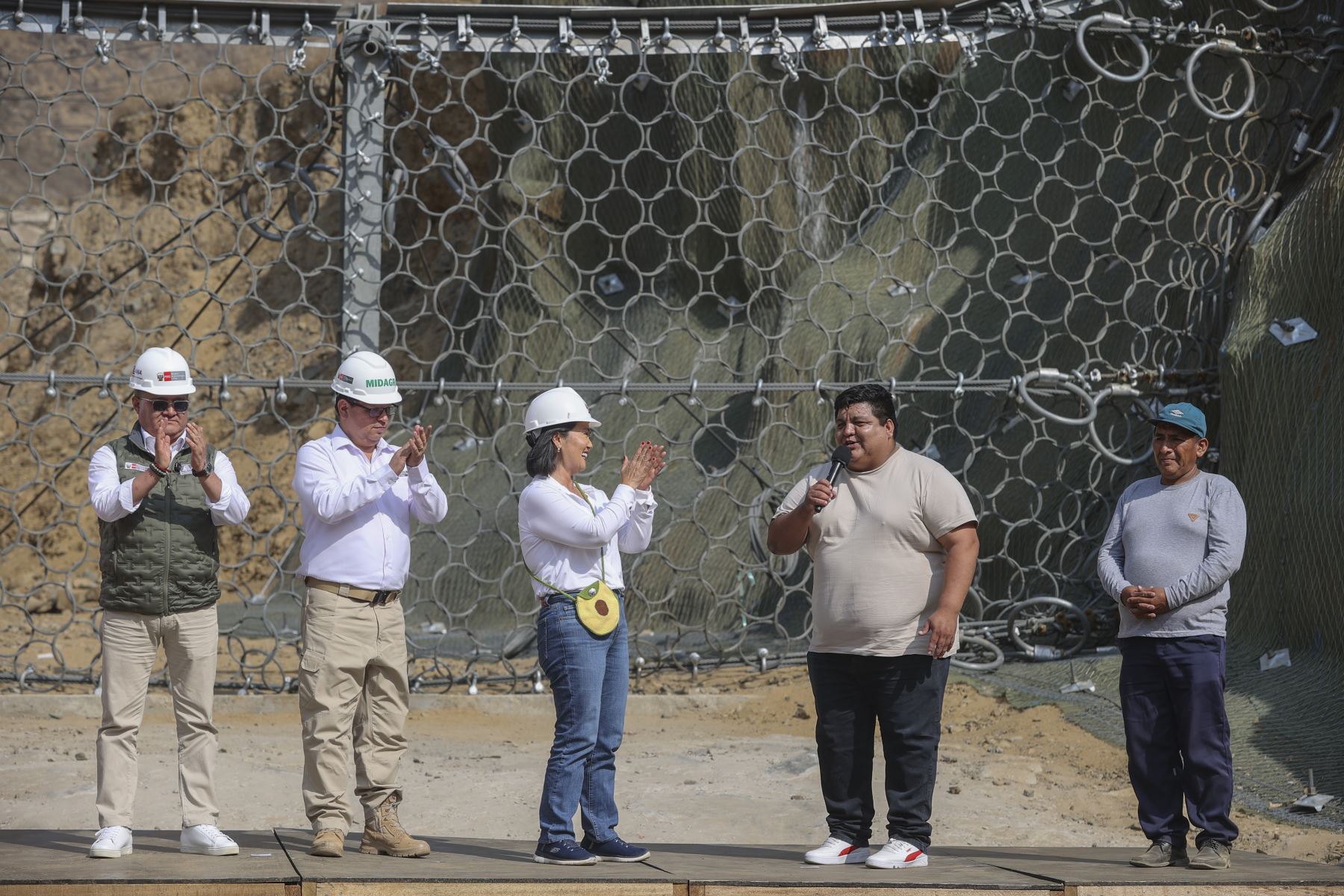 La presidenta de la República, Keiko Fujimori, acompañada del ministro de Desarrollo Agrario y Riego, Marco Antonio Vinelli, y el jefe de la Autoridad Nacional del Agua (ANA), Juan Carlos Castro Vargas, participó en la entrega de la primera barrera dinámica de alta tecnología en la quebrada Cupiche, distrito de Ricardo Palma, Huarochirí. La infraestructura busca reducir el riesgo de huaicos y proteger a la población ante el fenómeno El Niño. Foto: ANDINA/Andrés Valle.