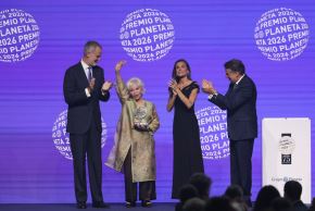 Escritora chilena Isabel Allende recibe el Premio Planeta de manos de los Reyes de España. Foto: AFP