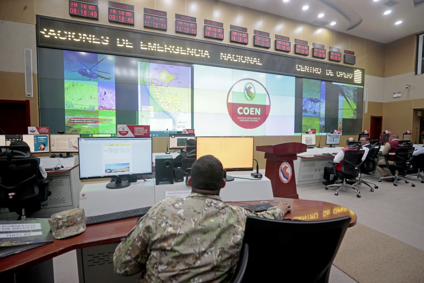 La presidenta de la república, Keiko Fujimori, visita el Centro de Operaciones de Emergencia Nacional (COEN), donde el Gobierno informa sobre medidas adicionales frente al fenómeno El Niño. La mandataria participa en la actividad junto al presidente del Consejo de Ministros, Luis Galarreta, y los ministros de Defensa, Rafael Belaunde, y de Desarrollo Agrario y Riego, Marco Vinelli. Foto: ANDINA/Vidal Tarqui.