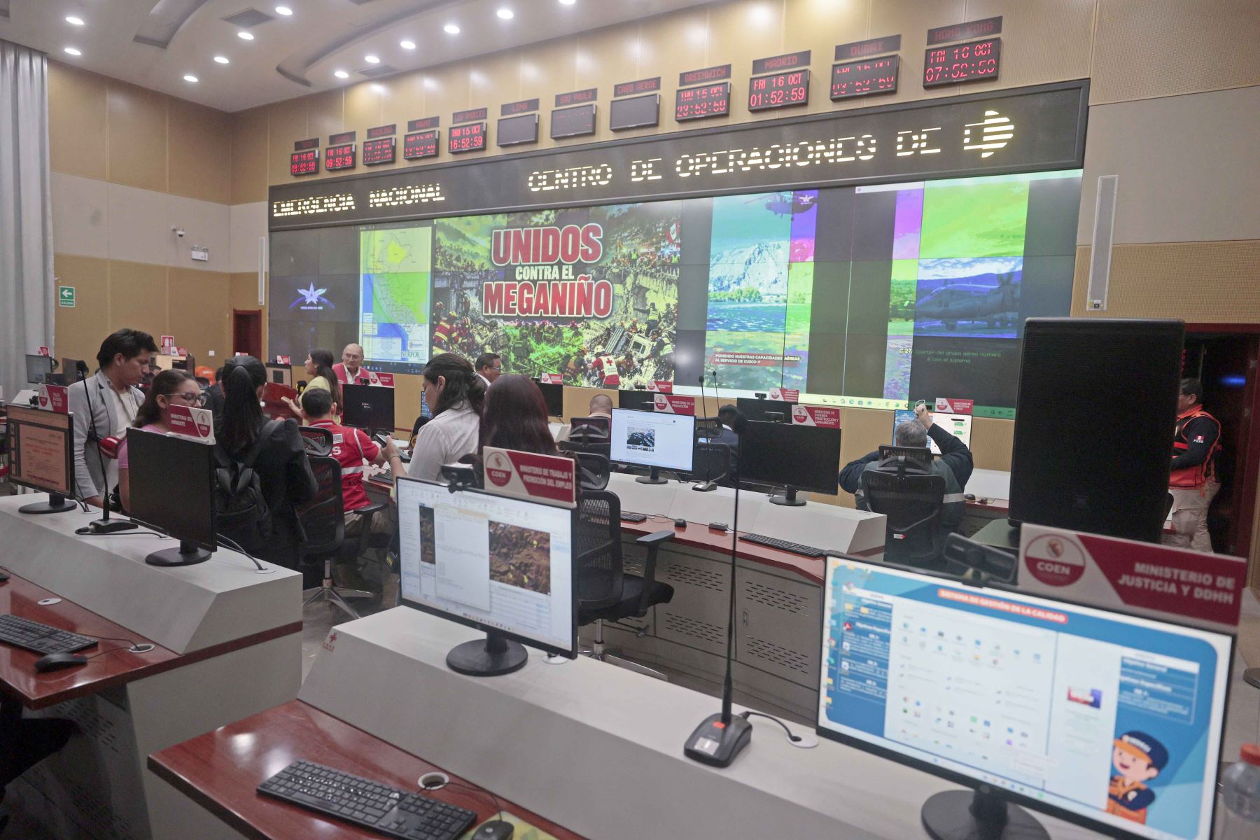 La presidenta de la república, Keiko Fujimori, visita el Centro de Operaciones de Emergencia Nacional (COEN), donde el Gobierno informa sobre medidas adicionales frente al fenómeno El Niño. La mandataria participa en la actividad junto al presidente del Consejo de Ministros, Luis Galarreta, y los ministros de Defensa, Rafael Belaunde, y de Desarrollo Agrario y Riego, Marco Vinelli. Foto: ANDINA/Vidal Tarqui.