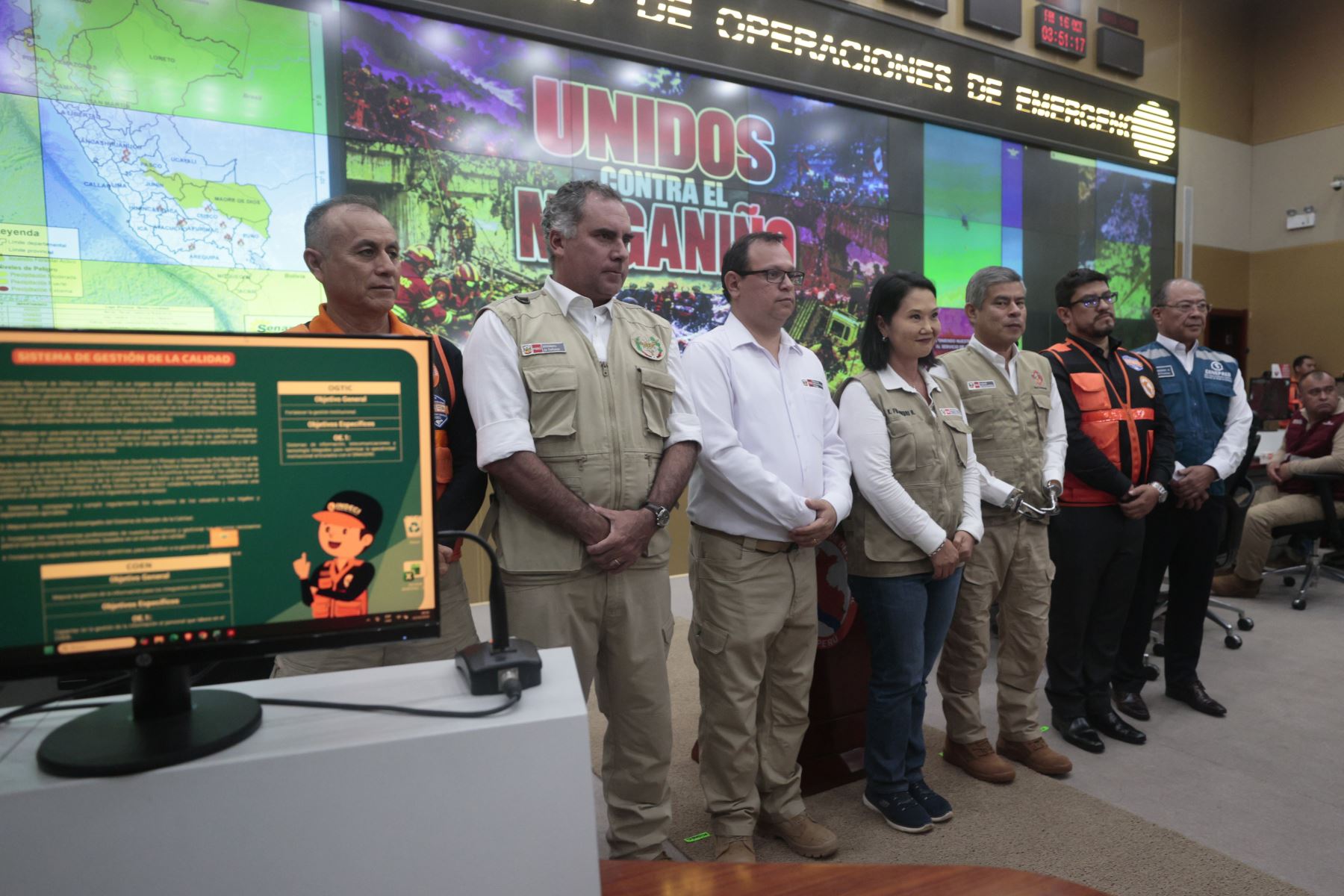 La presidenta de la república, Keiko Fujimori, visita el Centro de Operaciones de Emergencia Nacional (COEN), donde el Gobierno informa sobre medidas adicionales frente al fenómeno El Niño. La mandataria participa en la actividad junto al presidente del Consejo de Ministros, Luis Galarreta, y los ministros de Defensa, Rafael Belaunde, y de Desarrollo Agrario y Riego, Marco Vinelli. Foto: ANDINA/Vidal Tarqui.