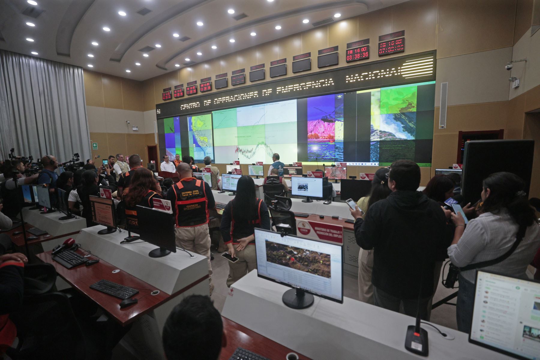 La presidenta de la república, Keiko Fujimori, visita el Centro de Operaciones de Emergencia Nacional (COEN), donde el Gobierno informa sobre medidas adicionales frente al fenómeno El Niño. La mandataria participa en la actividad junto al presidente del Consejo de Ministros, Luis Galarreta, y los ministros de Defensa, Rafael Belaunde, y de Desarrollo Agrario y Riego, Marco Vinelli. Foto: ANDINA/Vidal Tarqui.