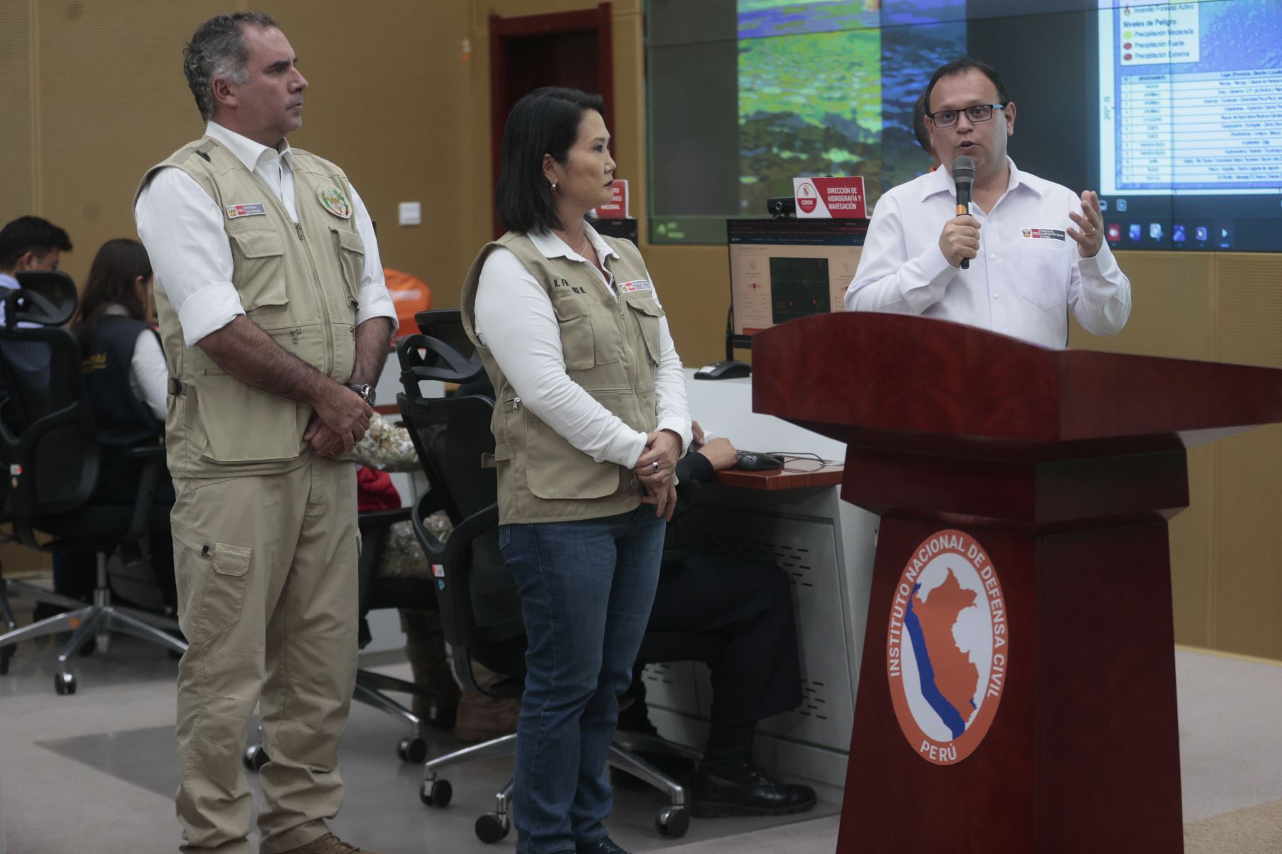 La presidenta de la república, Keiko Fujimori, visita el Centro de Operaciones de Emergencia Nacional (COEN), donde el Gobierno informa sobre medidas adicionales frente al fenómeno El Niño. La mandataria participa en la actividad junto al presidente del Consejo de Ministros, Luis Galarreta, y los ministros de Defensa, Rafael Belaunde, y de Desarrollo Agrario y Riego, Marco Vinelli. Foto: ANDINA/Vidal Tarqui.
