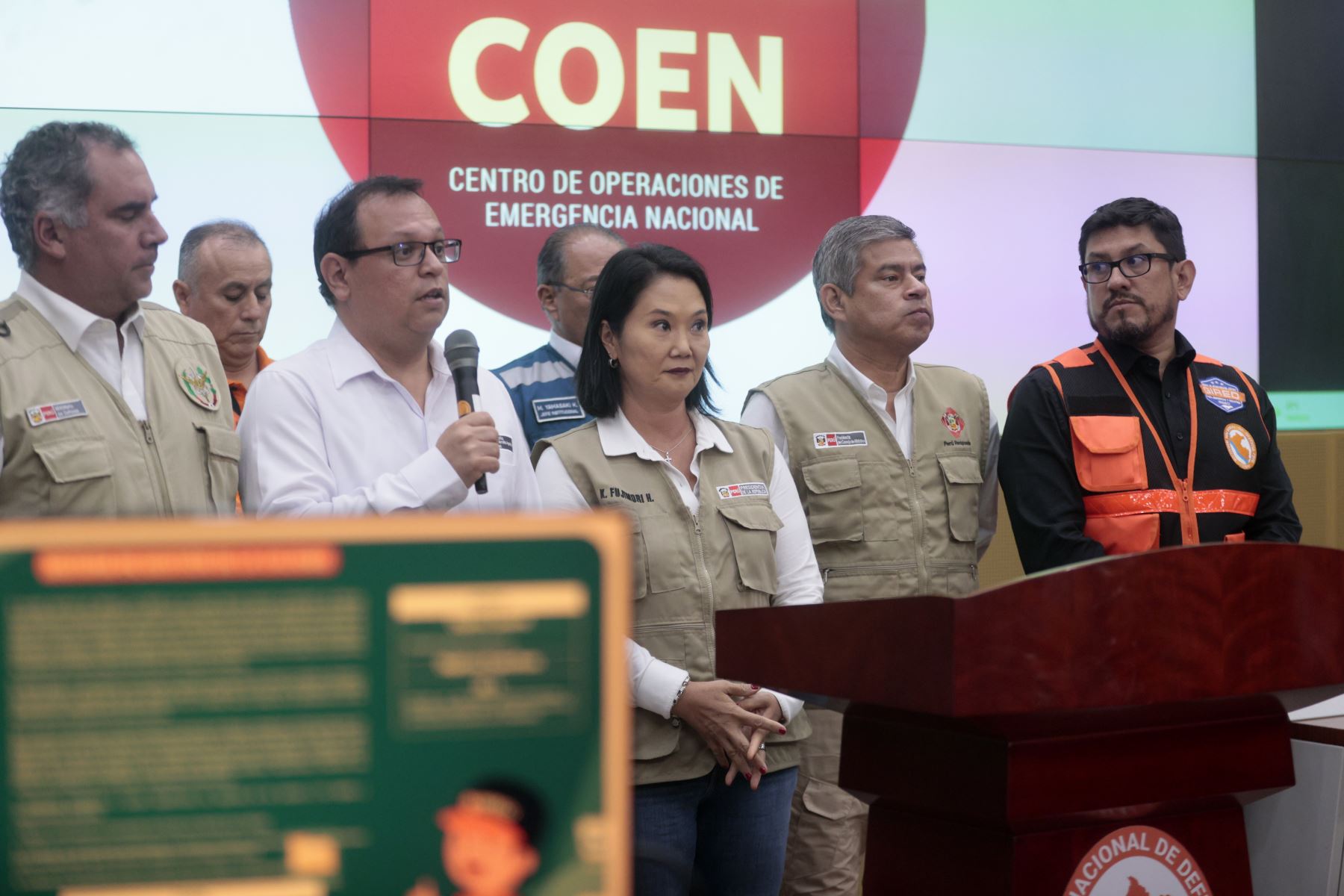 La presidenta de la república, Keiko Fujimori, visita el Centro de Operaciones de Emergencia Nacional (COEN), donde el Gobierno informa sobre medidas adicionales frente al fenómeno El Niño. La mandataria participa en la actividad junto al presidente del Consejo de Ministros, Luis Galarreta, y los ministros de Defensa, Rafael Belaunde, y de Desarrollo Agrario y Riego, Marco Vinelli. Foto: ANDINA/Vidal Tarqui.