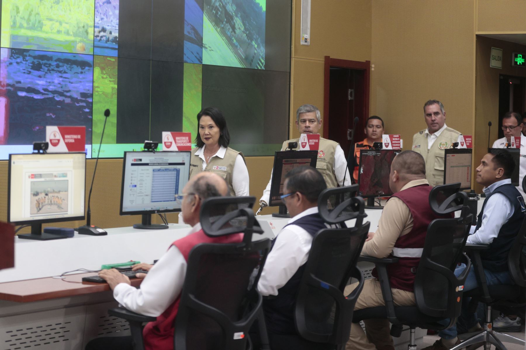La presidenta de la república, Keiko Fujimori, visita el Centro de Operaciones de Emergencia Nacional (COEN), donde el Gobierno informa sobre medidas adicionales frente al fenómeno El Niño. La mandataria participa en la actividad junto al presidente del Consejo de Ministros, Luis Galarreta, y los ministros de Defensa, Rafael Belaunde, y de Desarrollo Agrario y Riego, Marco Vinelli. Foto: ANDINA/Vidal Tarqui.