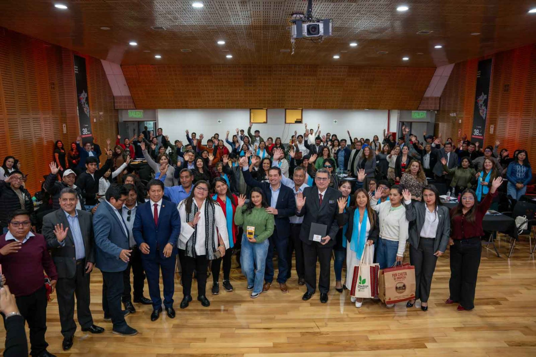 Presidente del Congreso inauguró encuentro macrorregional de mypes en el Cusco