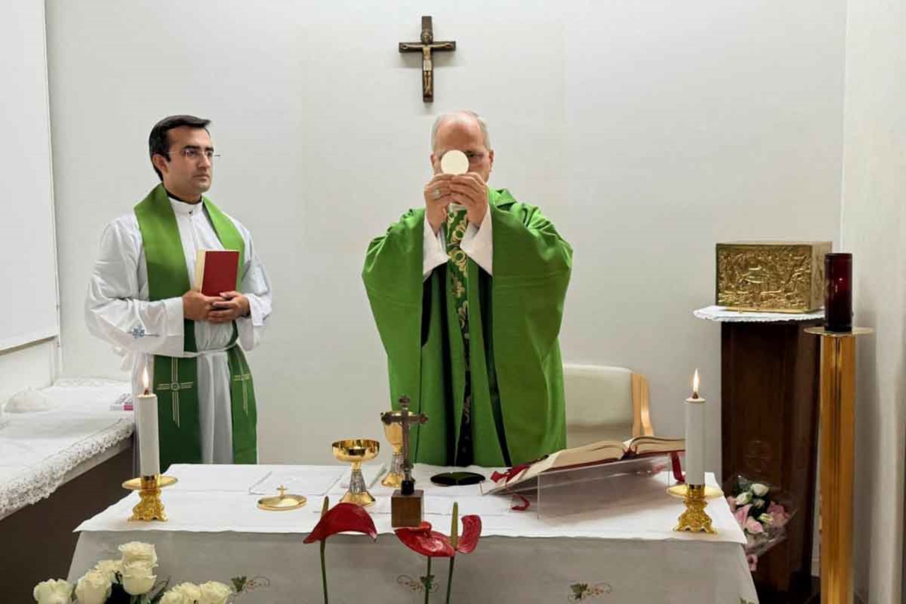 El papa celebra misa en el hospital después de operación de cáncer