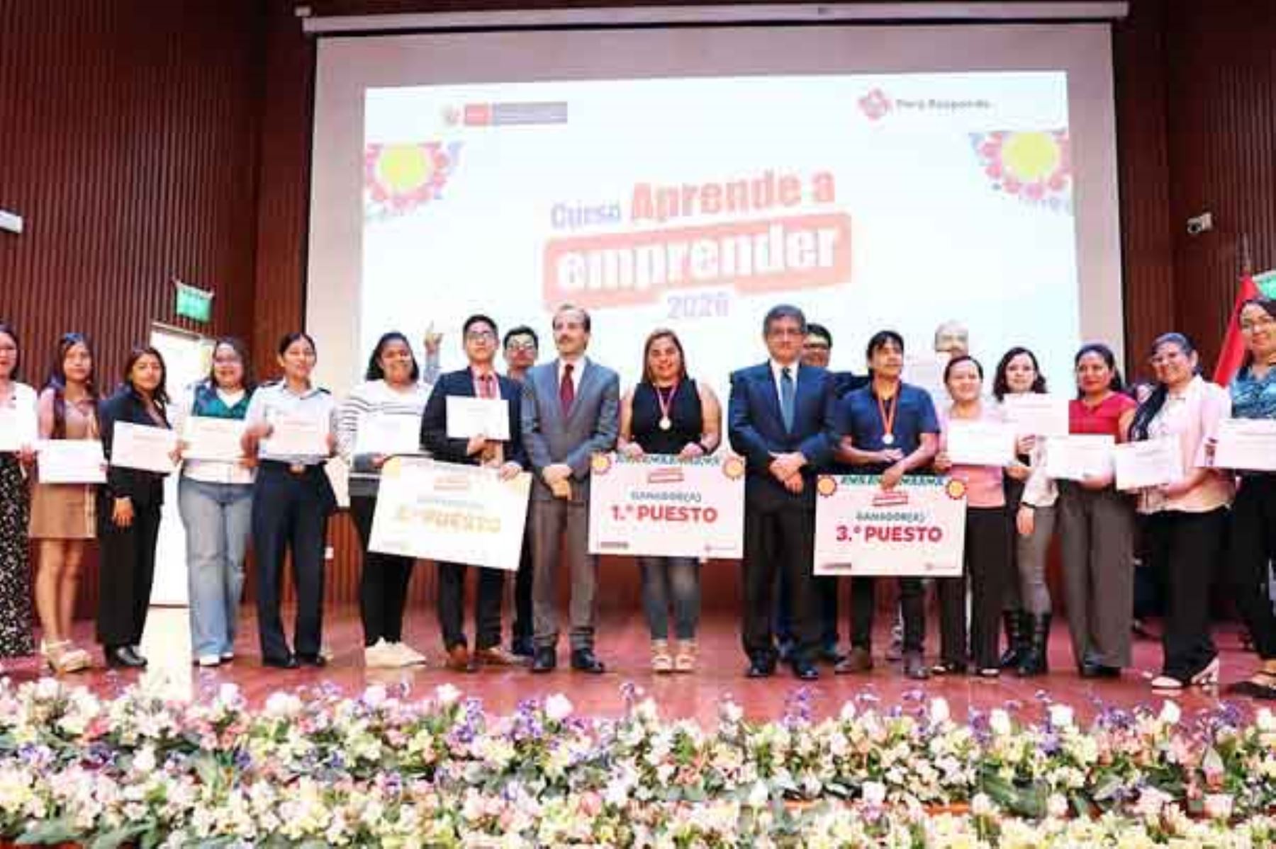 Gobierno entregó S/ 38,000 en capital semilla a 18 ganadores de "Aprende a Emprender"