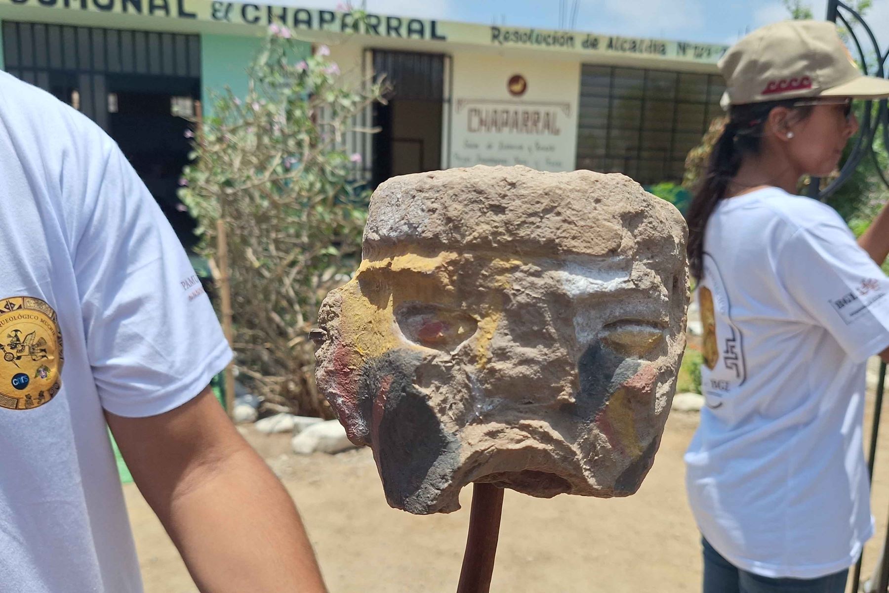 Los rostros humanos con rasgos felinos recuperados en la huaca Santa Ana presentan restos de pintura amarilla, roja y negra. Según los investigadores, estas representaciones tridimensionales podrían haber estado vinculadas con las divinidades de los antiguos pobladores. Foto: ANDINA/Luis Puell.