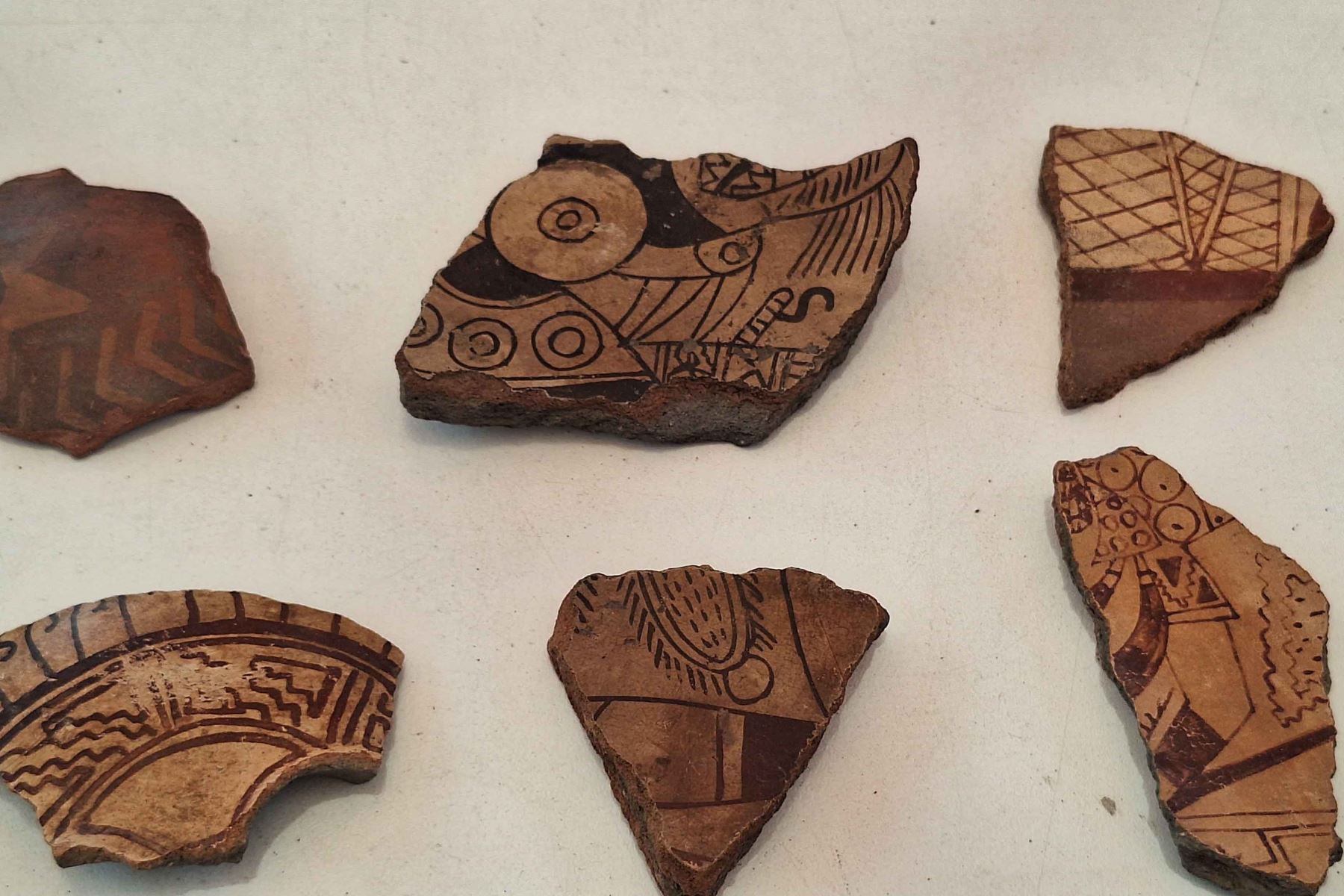 Las investigaciones en la huaca Santa Ana permitieron recuperar diversos vestigios arqueológicos en rellenos tempranos. Estos materiales son estudiados por especialistas para conocer las características culturales de las poblaciones que ocuparon antiguamente el valle de Chicama. Foto: ANDINA/Luis Puell.