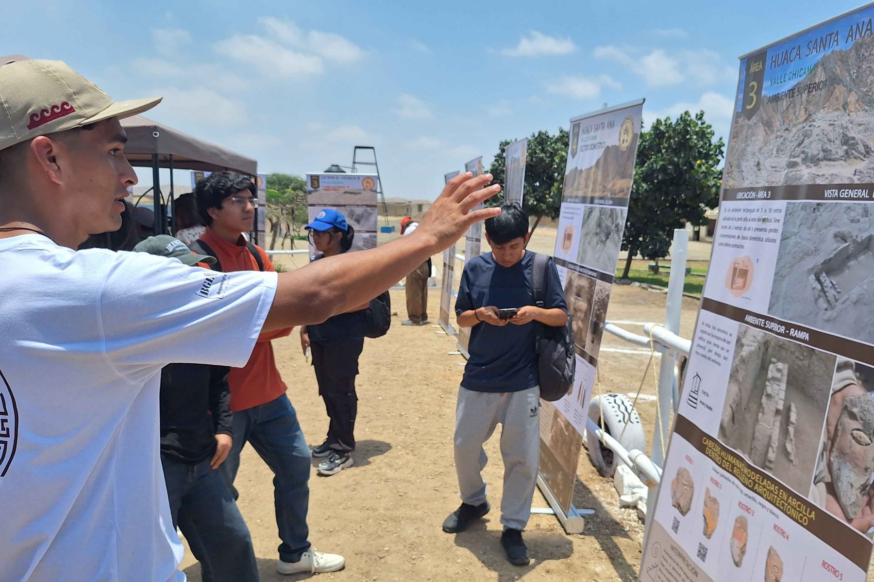 Los investigadores presentaron los resultados de las excavaciones desarrolladas en la huaca Santa Ana, donde se identificaron evidencias asociadas a las fases más tempranas de la cultura Mochica. Los trabajos forman parte del Programa Arqueológico Muchik – BGL. Foto: ANDINA/Luis Puell.