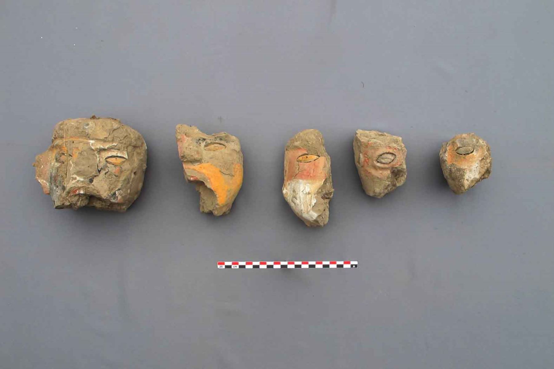 Belkys Gutiérrez León señaló que no se habían registrado hallazgos similares a los rostros tridimensionales encontrados en la huaca Santa Ana. Como referencia cercana mencionó las cabezas en alto relieve de la huaca Los Reyes, en el complejo arqueológico Caballo Muerto, en Laredo. Foto: ANDINA/Luis Puell.