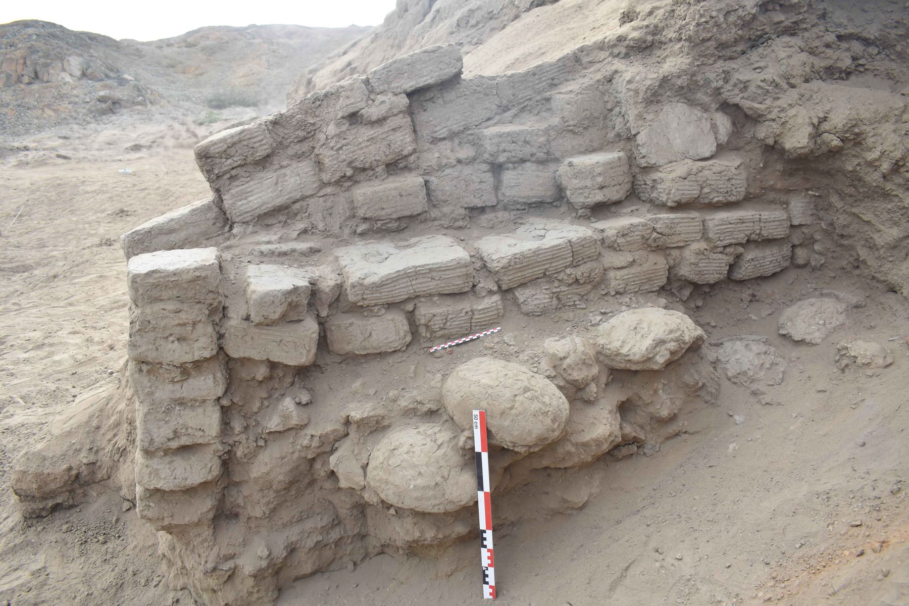 Las estructuras arquitectónicas identificadas durante las excavaciones forman parte de los vestigios que estudia el Programa Arqueológico Muchik – BGL. Los especialistas buscan reconstruir las diferentes etapas constructivas y de ocupación registradas en la huaca Santa Ana. Foto: ANDINA/Luis Puell.
