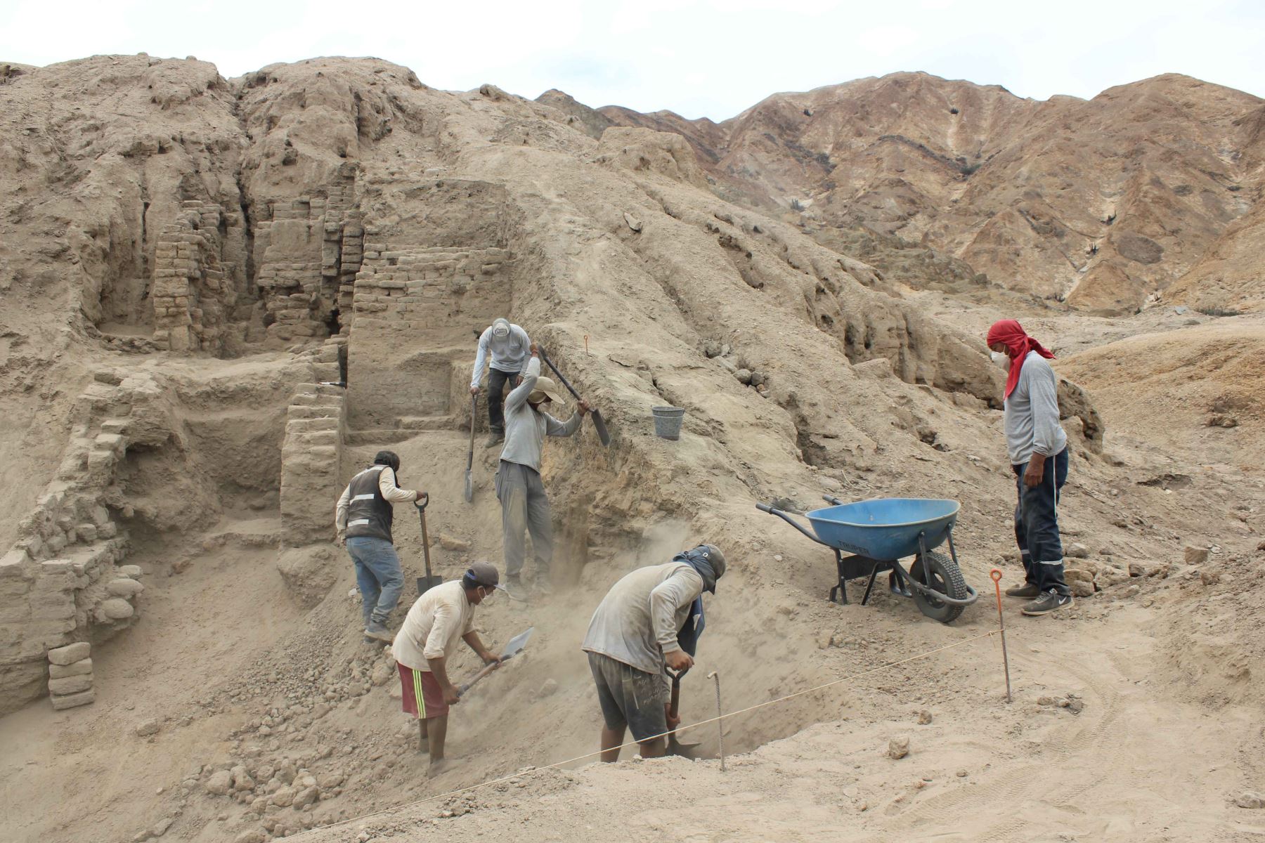 Un equipo de arqueólogos desarrolla excavaciones en la huaca Santa Ana, ubicada en el centro poblado Chaparral, en la provincia de Ascope. Los trabajos buscan documentar las estructuras y los niveles de ocupación asociados a las primeras etapas de la cultura Mochica. Foto: ANDINA/Luis Puell.