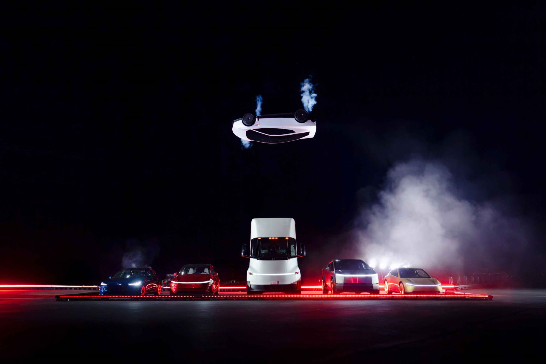 El Tesla Roadster fue presentado como un vehículo deportivo con capacidad de elevarse mediante propulsores de aire comprimido. Musk afirmó que los vehículos voladores son una realidad, aunque admitió que el nuevo modelo no necesariamente ofrecerá las condiciones óptimas de seguridad. Foto: ANDINA/Tesla.