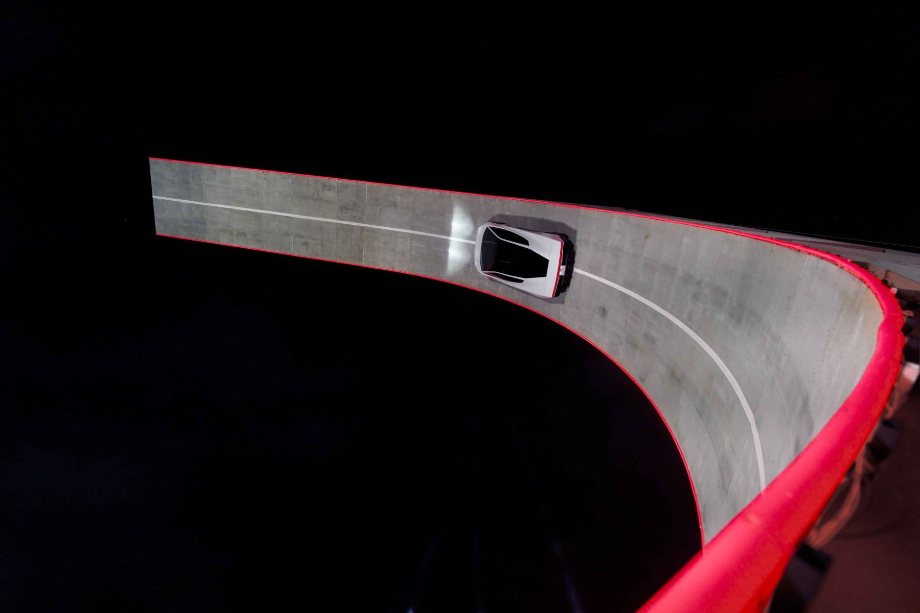 Elon Musk anunció que la producción del nuevo Tesla Roadster comenzaría en 2028, aunque reconoció que el éxito del proyecto no está garantizado. La presentación de este automóvil deportivo había sido aplazada en varias ocasiones durante los últimos nueve años. Foto: ANDINA/Tesla.