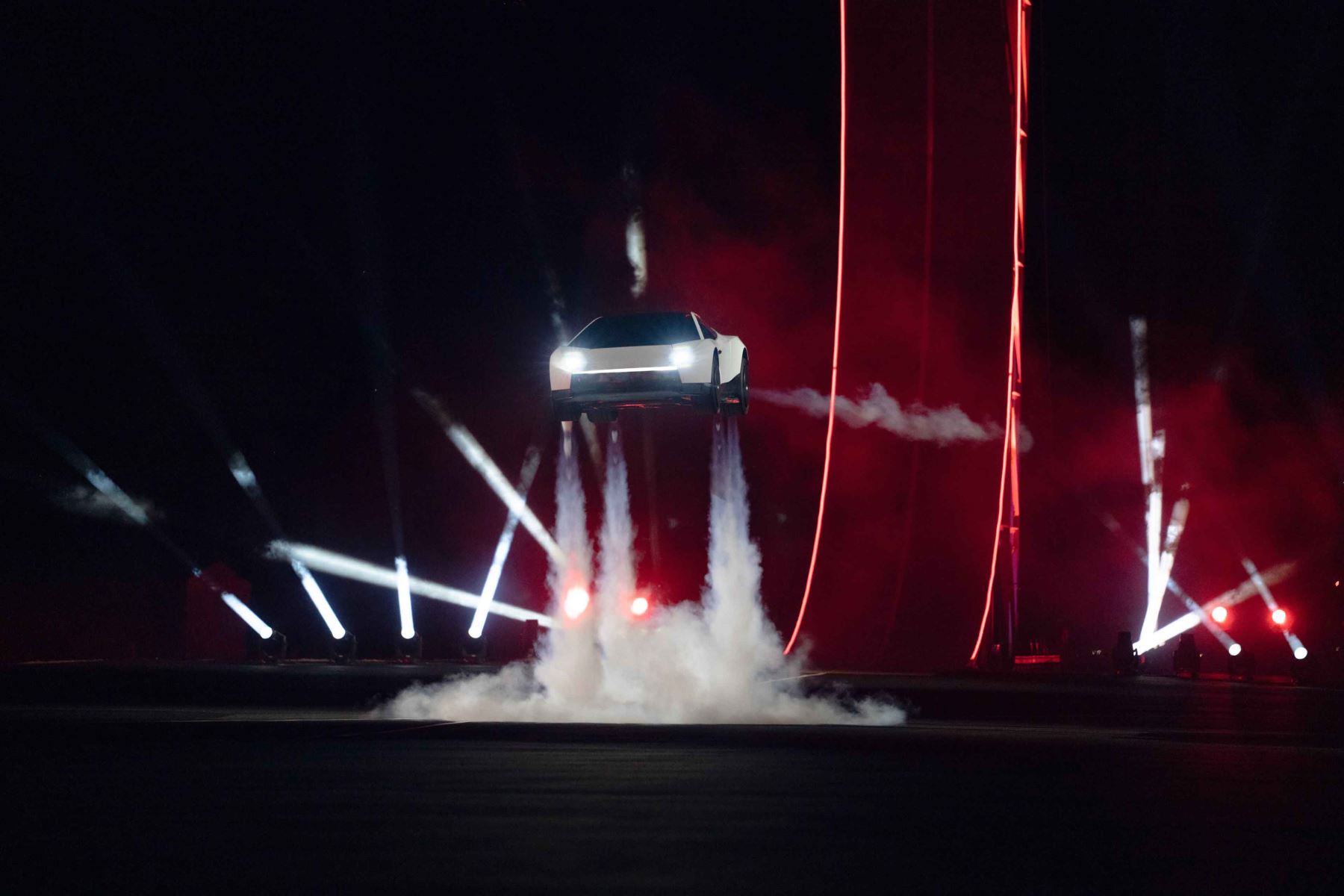 Durante la presentación del Tesla Roadster en Texas, el vehículo autoconducido realizó una demostración en la que salió impulsado desde una rampa empinada y aterrizó sobre sus ruedas. El evento fue transmitido en vivo desde la cuenta oficial de Tesla en X. Foto: ANDINA/Tesla.