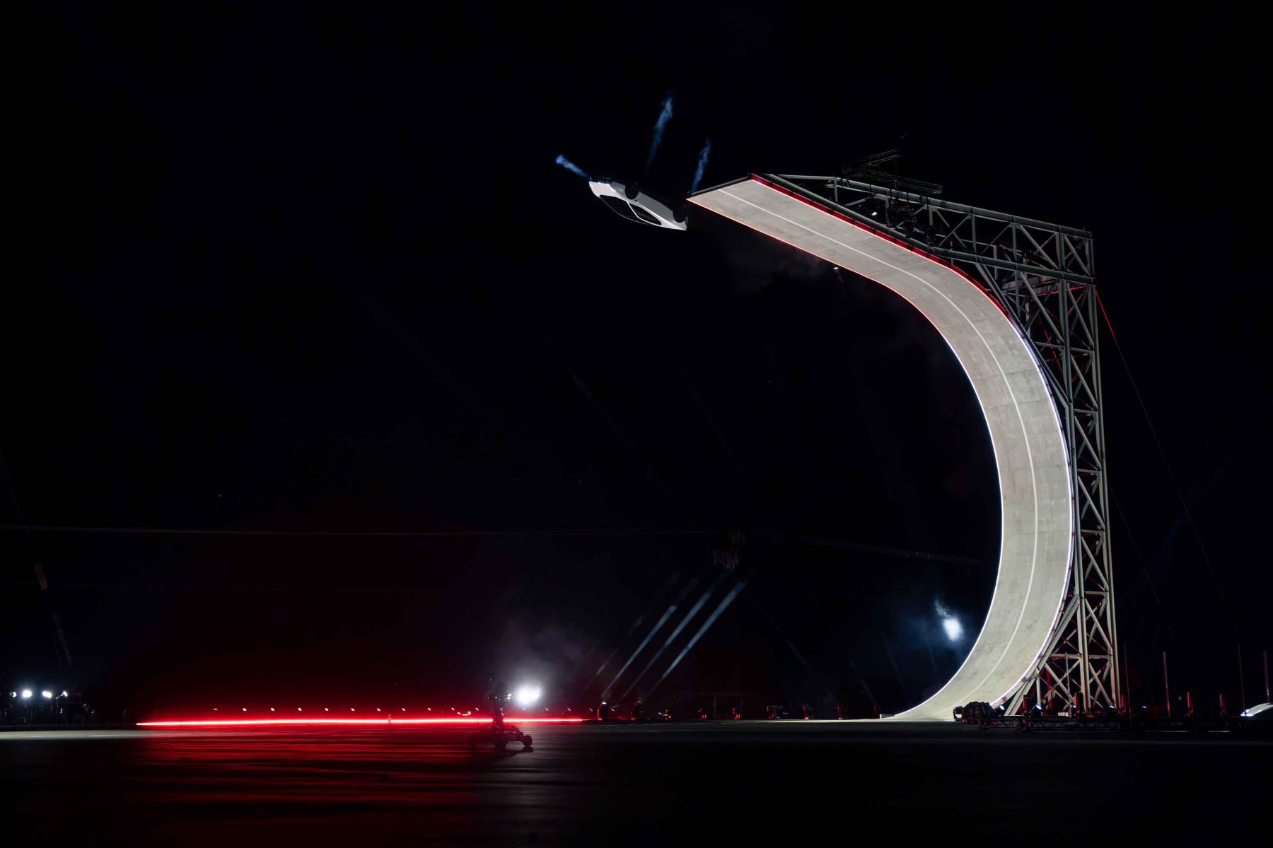 El nuevo Tesla Roadster cuenta con depósitos de aire de muy alta presión diseñados para impulsar el vehículo en el aire. Elon Musk explicó que esta tecnología es resultado de la colaboración entre Tesla y SpaceX, sus empresas automotriz y aeroespacial, respectivamente. Foto: ANDINA/Tesla.
