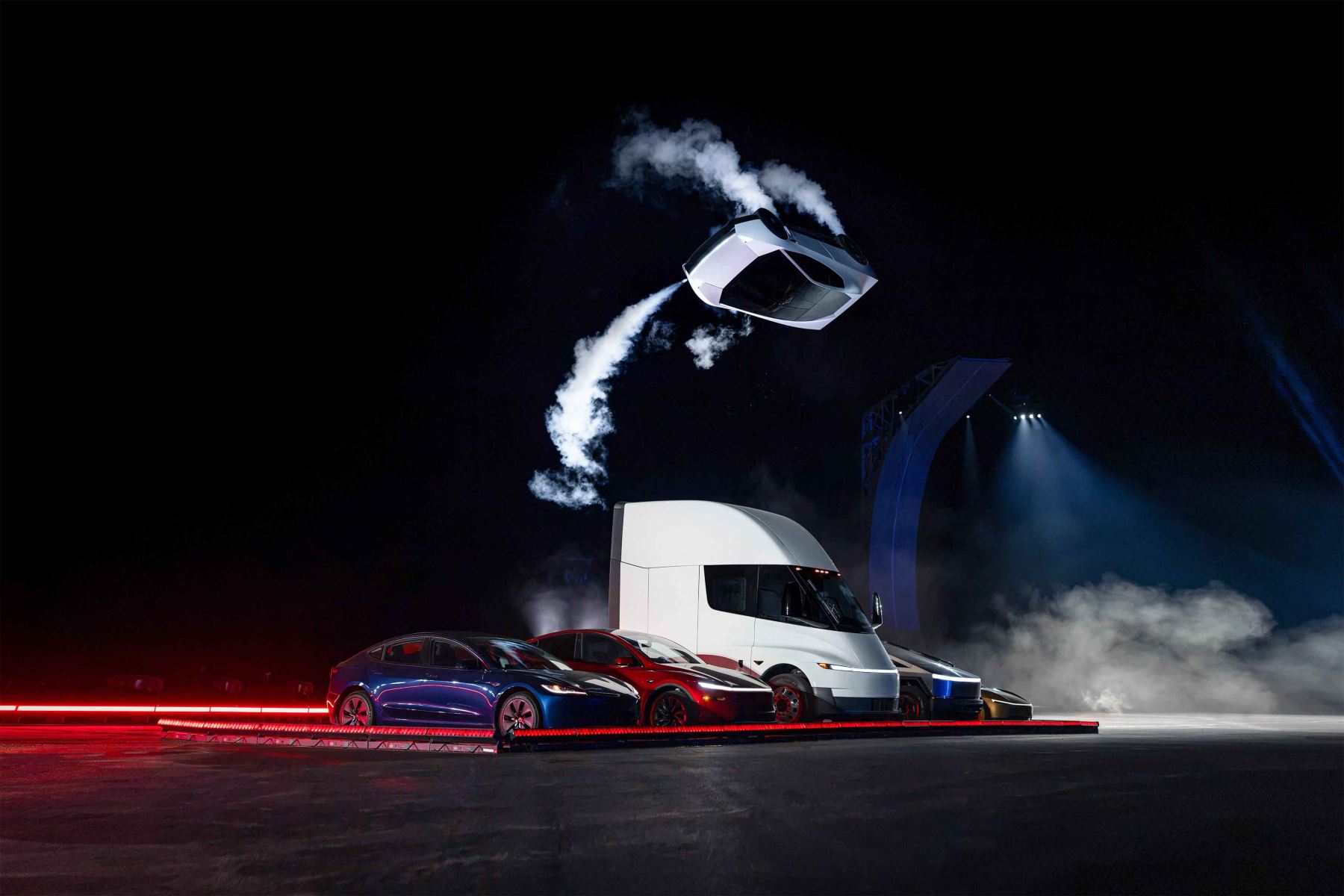 Elon Musk, director general de Tesla, presentó en Texas el nuevo Roadster, un automóvil deportivo equipado con propulsores de aire a alta presión que le permitirían elevarse del suelo. Durante una demostración transmitida en vivo, el vehículo salió impulsado desde una rampa y aterrizó sobre sus ruedas. Musk anunció que la producción del denominado auto "volador" comenzaría en 2028, aunque reconoció que su éxito no está garantizado. Foto: ANDINA/Tesla.