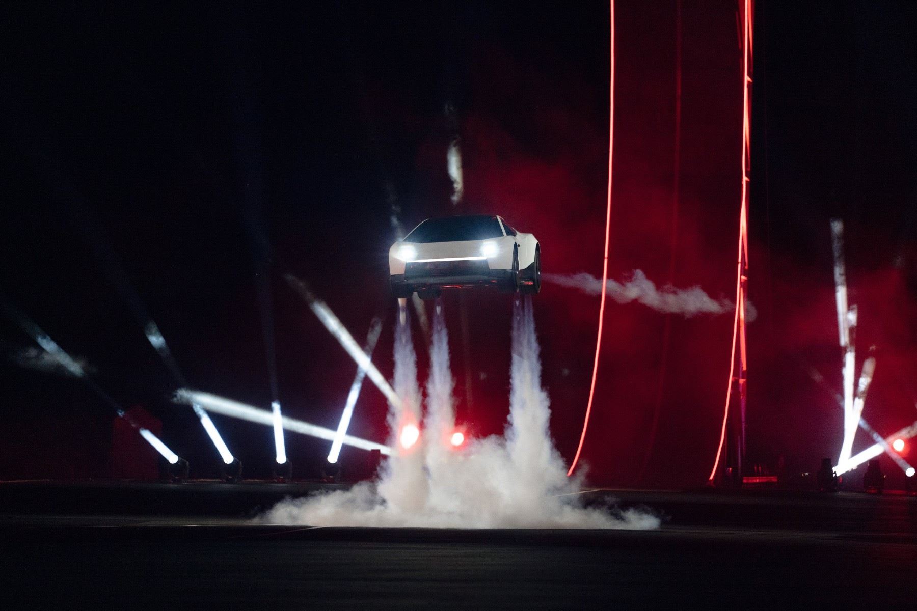 Elon Musk presenta el auto "volador" de Tesla y este video revela cómo funciona