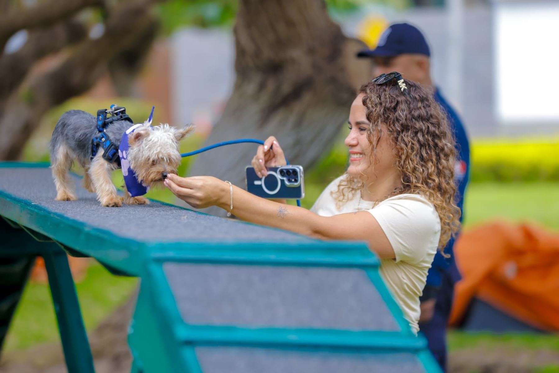 Durante octubre, los participantes podrán practicar junto a los canes de la Brigada Canina de la Municipalidad de San Isidro, en una experiencia que combina aprendizaje y diversión. Foto:ANDINA/Municipalidad de San Isidro