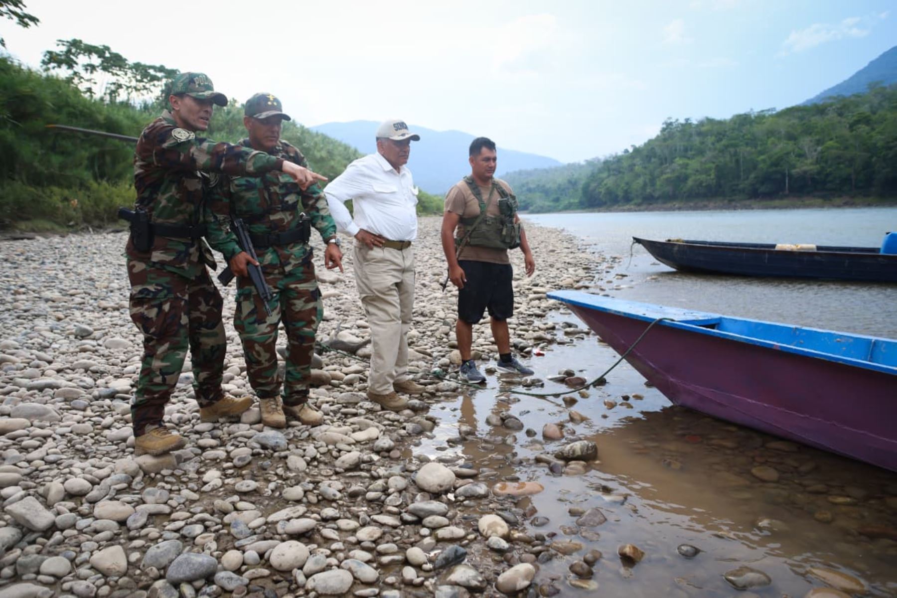 Ministro Astudillo encabeza intervención policial contra el narcotráfico en el río Tambo
