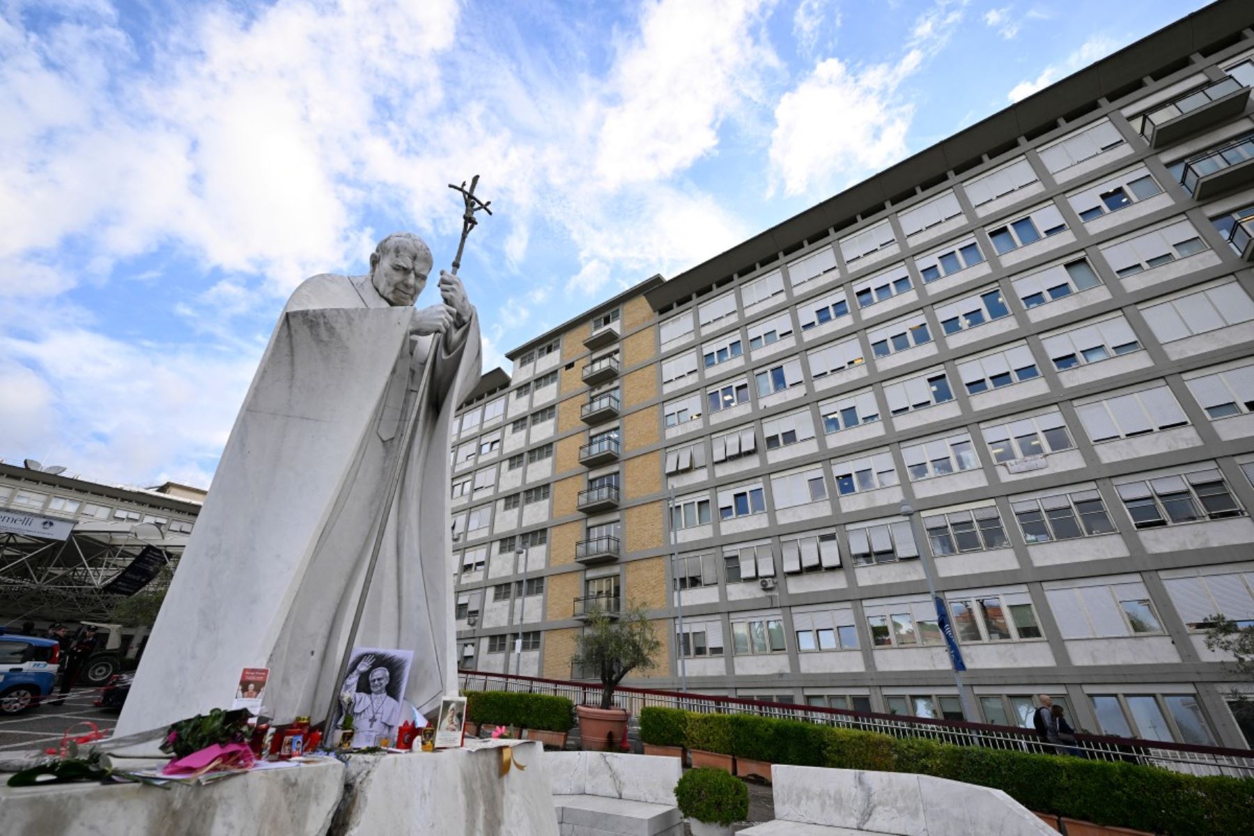 Una imagen muestra la estatua de Juan Pablo II en el exterior del Hospital Universitario Gemelli, donde el papa León XIV se recupera tras someterse a una intervención quirúrgica para extirpar un tumor canceroso de su pulmón derecho, en Roma. AFP