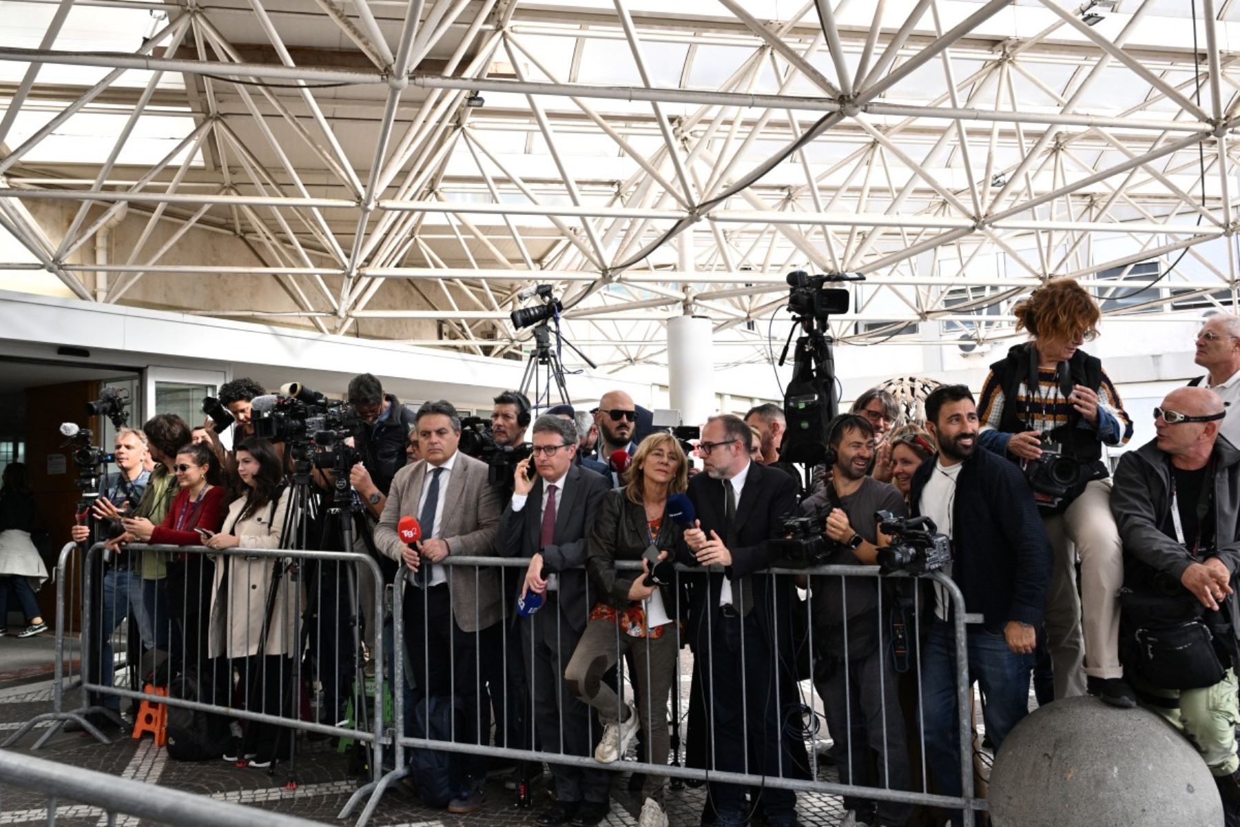 Periodistas esperan al papa León XIV, quien abandonará el Hospital Universitario Gemelli cuatro días después de una intervención quirúrgica para extirparle un tumor canceroso del pulmón derecho, en Roma. AFP