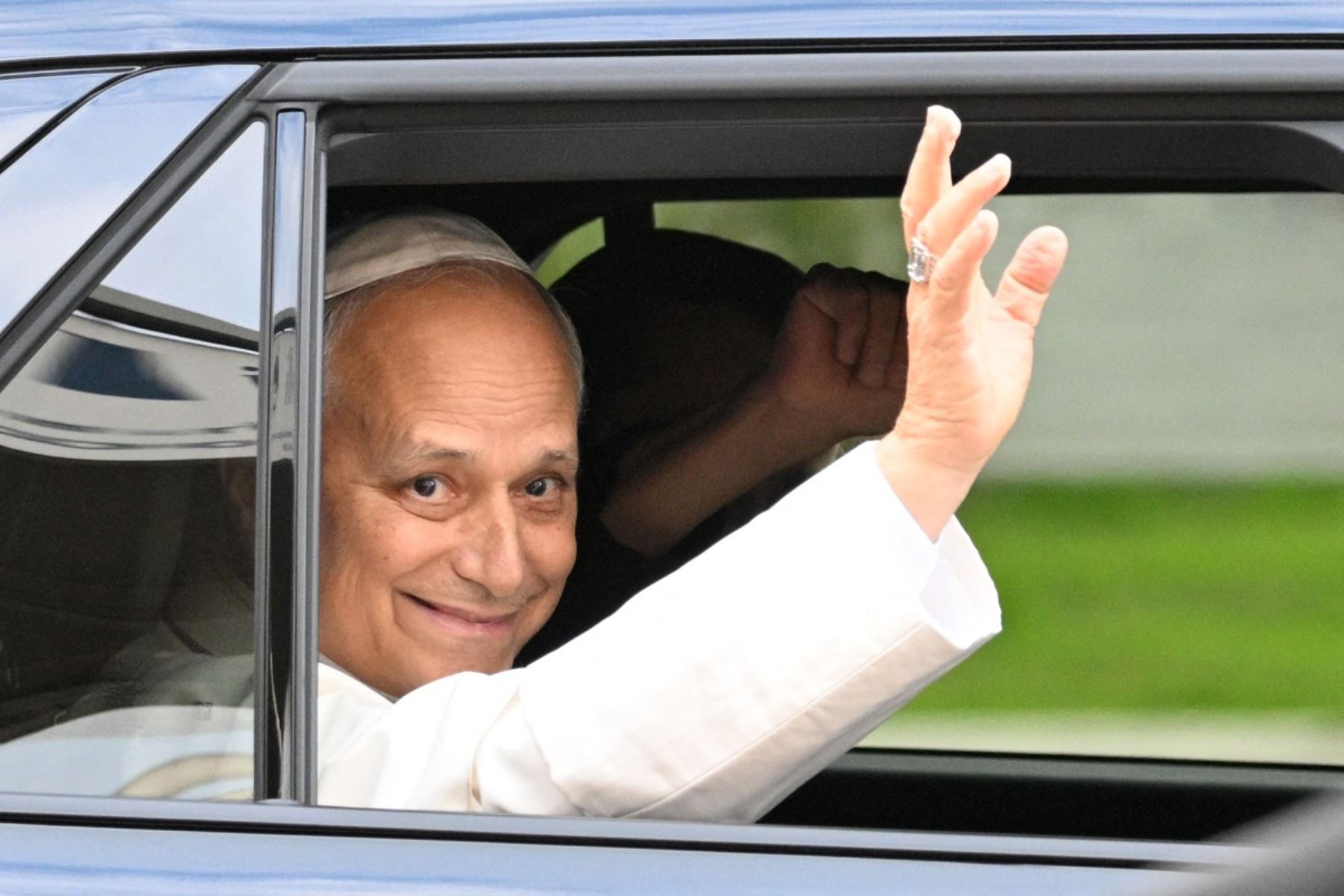 El papa León XIV abandona el Hospital Universitario Gemelli, cuatro días después de una intervención quirúrgica para extirpar un tumor canceroso de su pulmón derecho, en Roma, el 17 de octubre de 2026. Photo: AFP