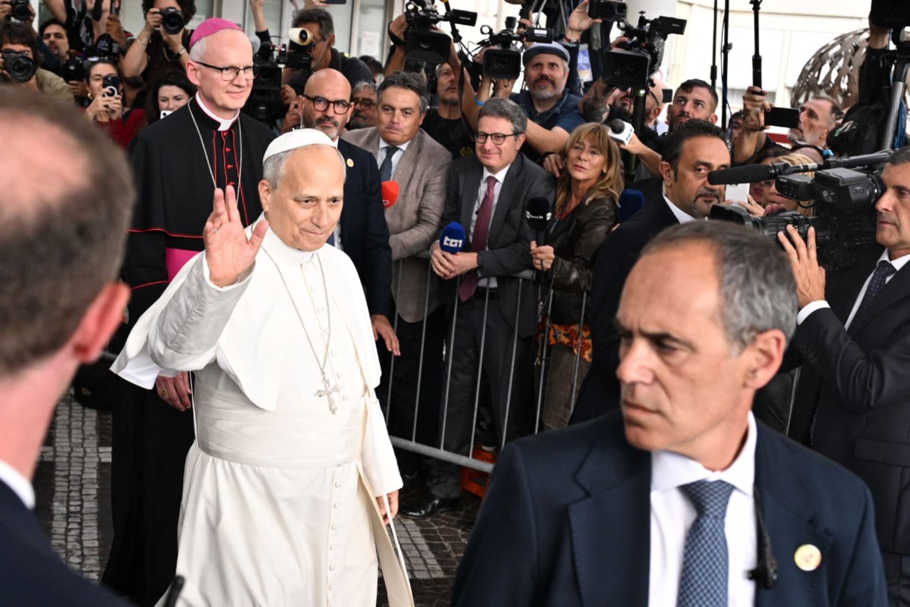 El papa León XIV abandona el Hospital Universitario Gemelli, cuatro días después de una intervención quirúrgica para extirpar un tumor canceroso de su pulmón derecho, en Roma, el 17 de octubre de 2026. Photo: AFP