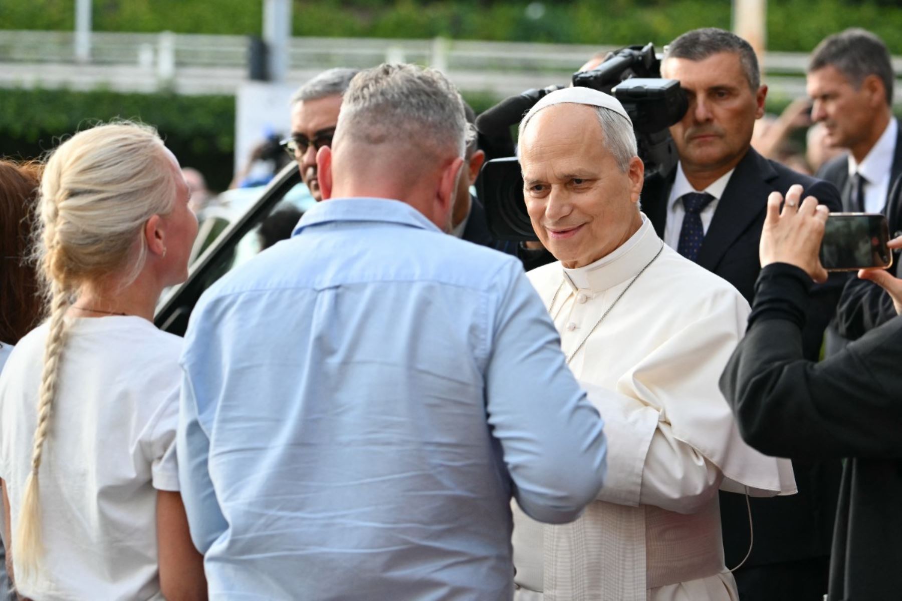 El papa León XIV abandona el Hospital Universitario Gemelli, cuatro días después de una intervención quirúrgica para extirpar un tumor canceroso de su pulmón derecho, en Roma, el 17 de octubre de 2026. Photo: AFP