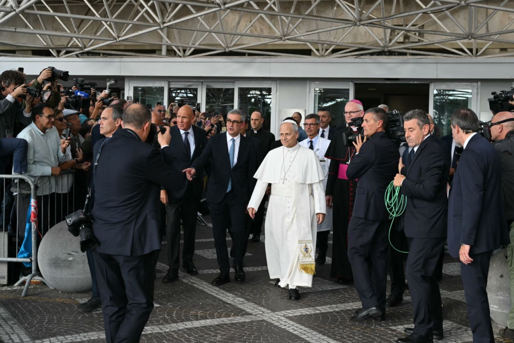 El papa León XIV abandona el Hospital Universitario Gemelli, cuatro días después de una intervención quirúrgica para extirpar un tumor canceroso de su pulmón derecho, en Roma, el 17 de octubre de 2026. Photo: AFP