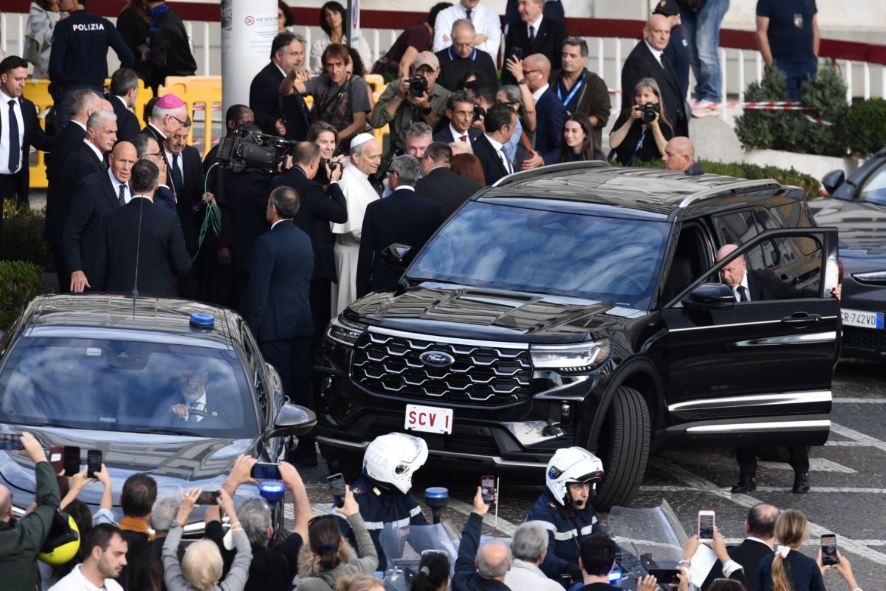 El papa León XIV abandona el Hospital Universitario Gemelli, cuatro días después de una intervención quirúrgica para extirpar un tumor canceroso de su pulmón derecho, en Roma, el 17 de octubre de 2026. Photo: AFP