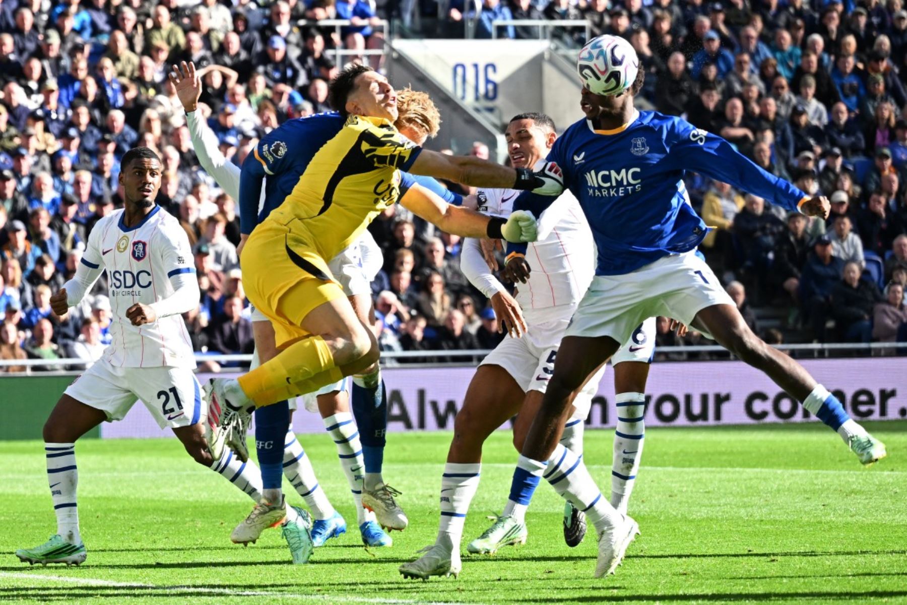 Chelsea gana 2-0 a Everton, pero Dibu Martínez queda KO por golpe en la cabeza [Video]