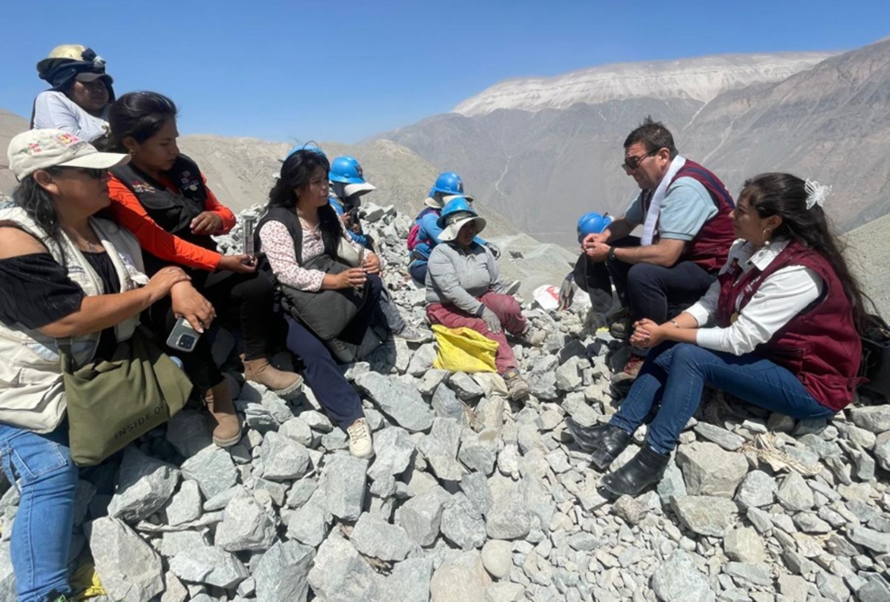 Arequipa:jueces brindan orientación legal a mujeres que trabajan en zona minera de Secocha