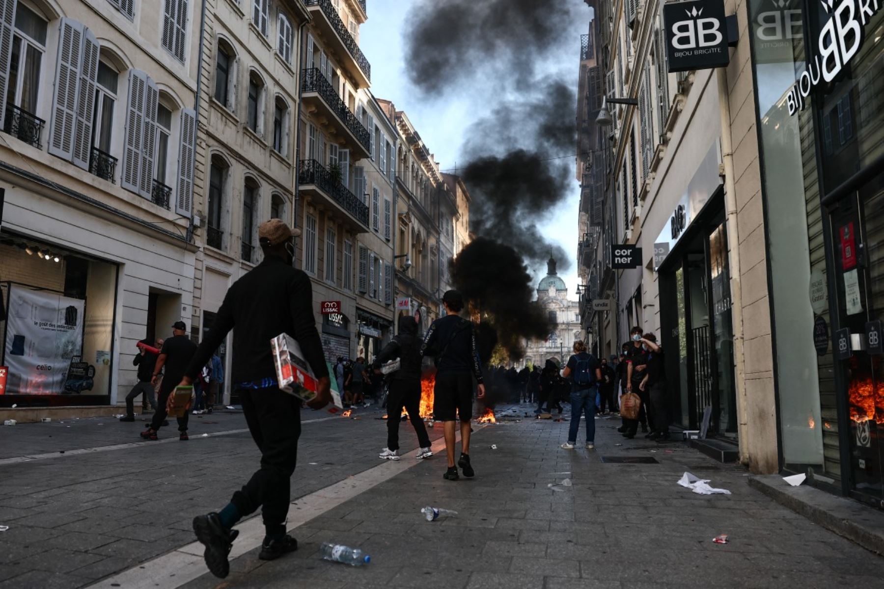 Disturbios y saqueos en Francia tras protestas contra el costo de la vida