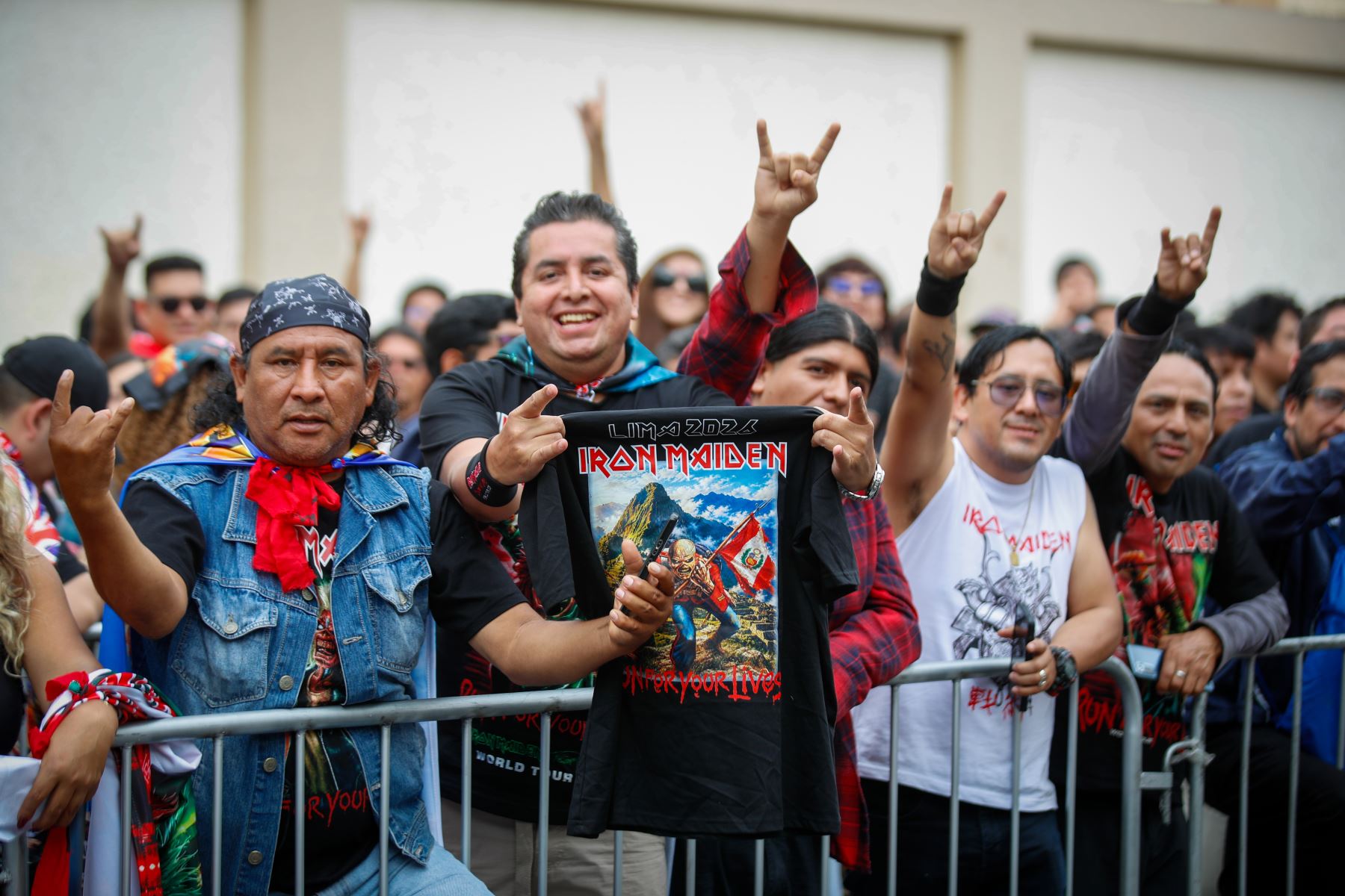 Cientos de fans de Iron Maiden esperan el inicio de su concierto en los exteriores del Estadio Nacional. Photo: ANDINA/Ricardo Cuba