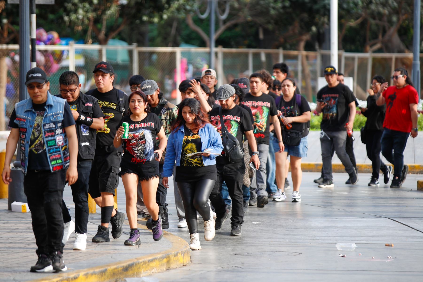 Cientos de fans de Iron Maiden esperan el inicio de su concierto en los exteriores del Estadio Nacional. Photo: ANDINA/Ricardo Cuba