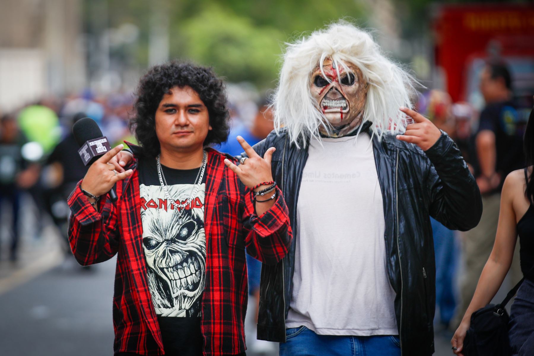 Cientos de fans de Iron Maiden esperan el inicio de su concierto en los exteriores del Estadio Nacional. Photo: ANDINA/Ricardo Cuba