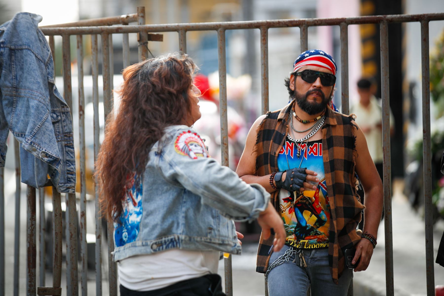 Cientos de fans de Iron Maiden esperan el inicio de su concierto en los exteriores del Estadio Nacional. Photo: ANDINA/Ricardo Cuba